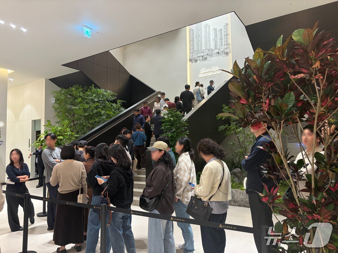 본문 이미지 - 16일 오전 경기 화성시 '아크메르 동탄' 견본주택에서 예비 청약자들이 줄을 서서 내부를 둘러보고 있다. 2026.10.16 ⓒ 뉴스1 김종훈 기자