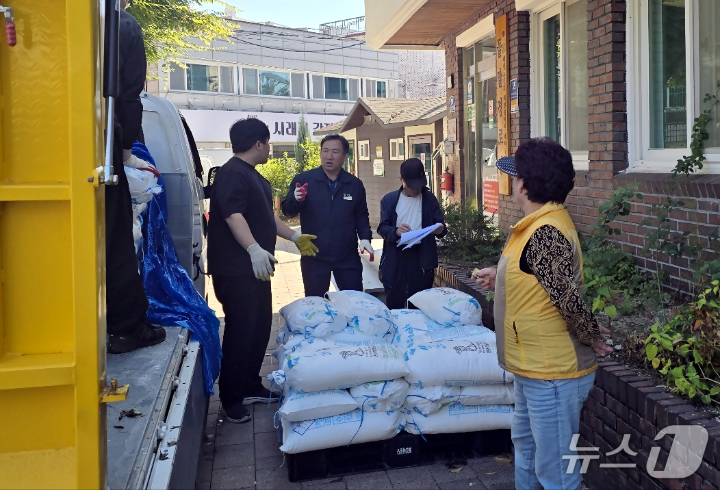 (대전=뉴스1) 이동원 기자 = 대전 신탄진농협(조합장 민권기)은 15일, 조합원 1,000여명에게 천일염(소금 20kg) 약 1,000포를 무상으로 지원한다고 밝혔다. 이 …
