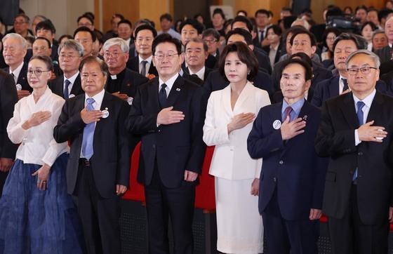 李대통령, 부마항쟁 기념사 중 울먹…"부마·5·18 헌법 수록 실천할 때"