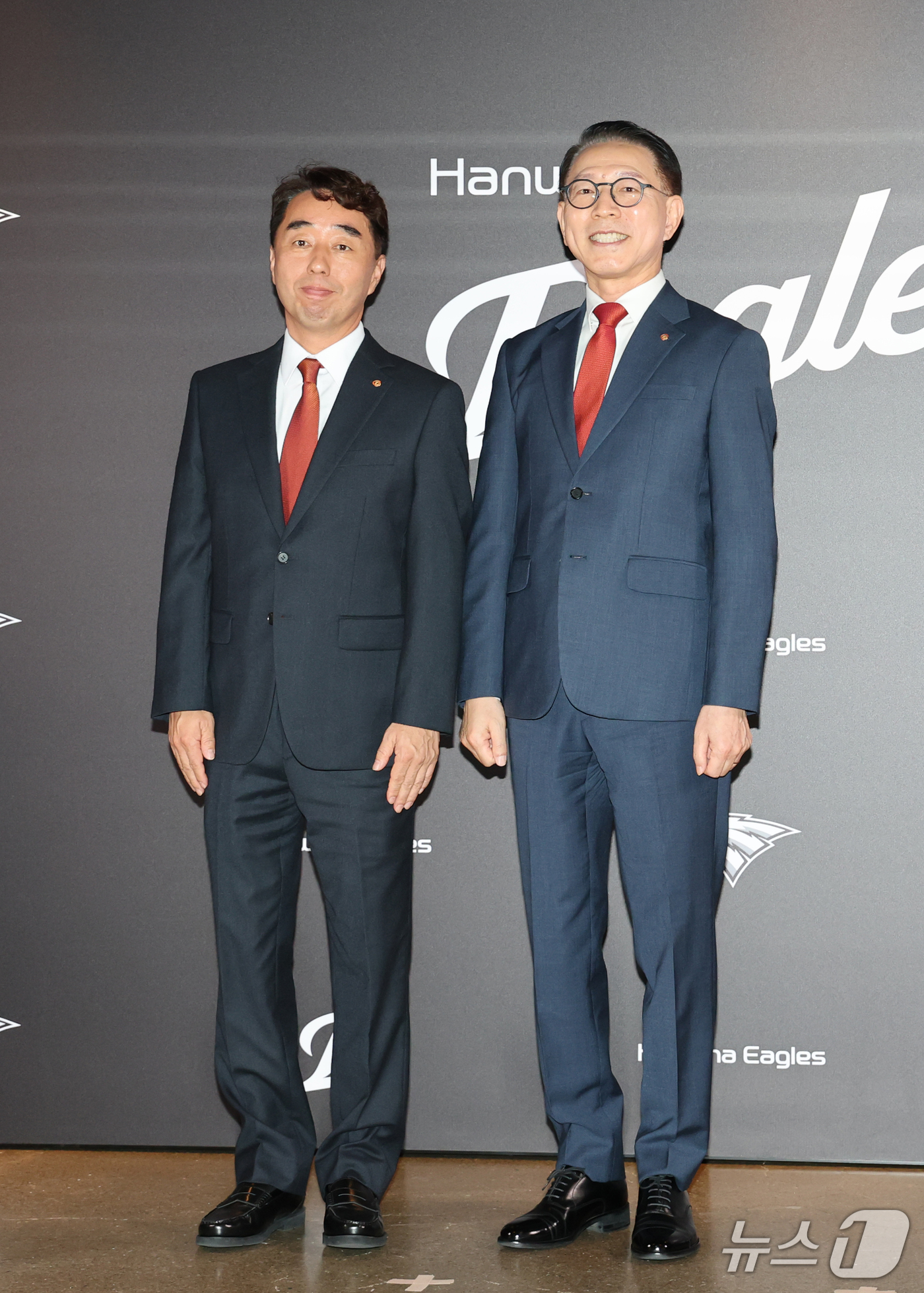 (대전=뉴스1) 김기태 기자 = 박종태 한화이글스 대표이사와 석장현 단장이 16일 대전 한화생명볼파크에서 열린 류지현 감독 취임식을 위해 참석해 있다. 2026.10.16/뉴스1