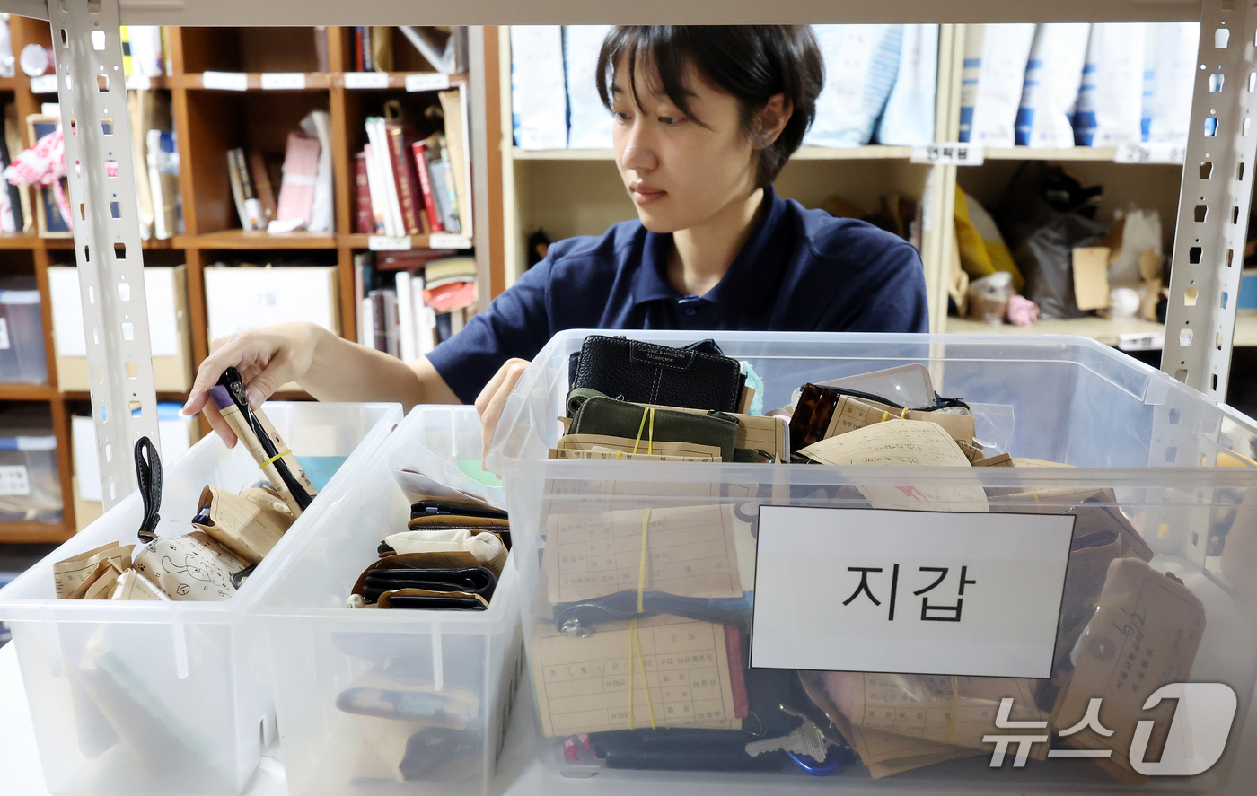 (서울=뉴스1) 김진환 기자 = 최근 6년간 서울 지하철에서 접수된 유실물이 82만 건을 넘어섰으며, 분실된 현금 규모만 약 30억 원에 달하는 것으로 나타났다.가장 많이 분실된 …