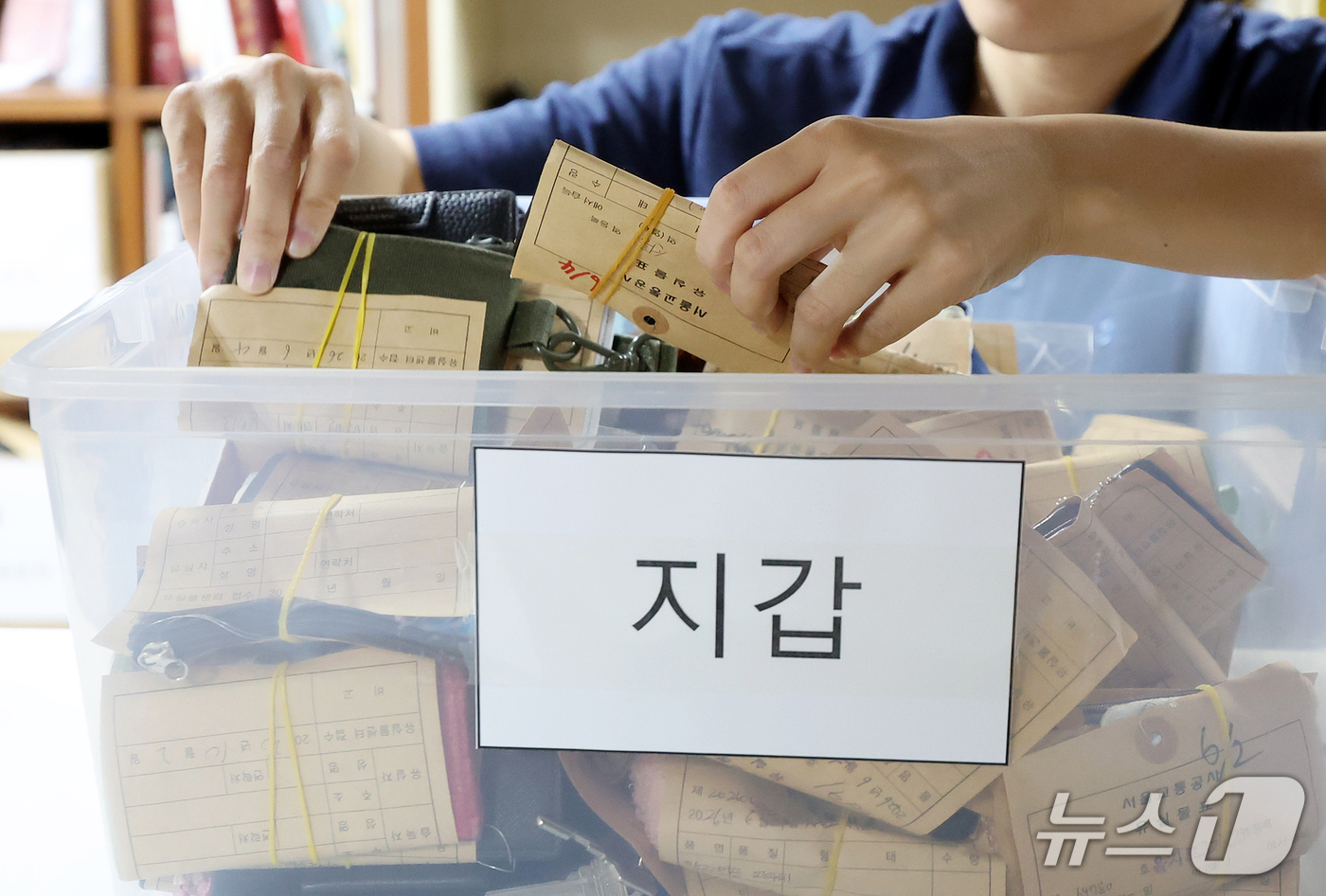 (서울=뉴스1) 김진환 기자 = 최근 6년간 서울 지하철에서 접수된 유실물이 82만 건을 넘어섰으며, 분실된 현금 규모만 약 30억 원에 달하는 것으로 나타났다.가장 많이 분실된 …