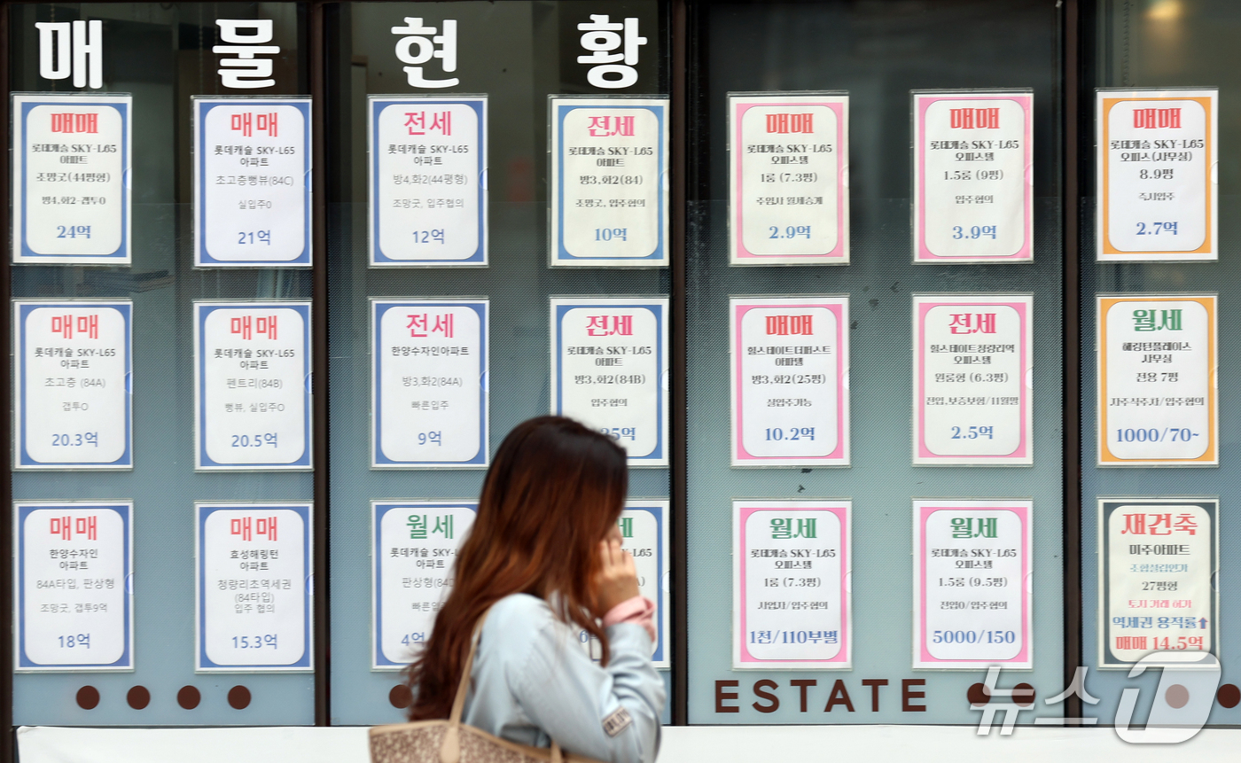 (서울=뉴스1) 김명섭 기자 = 16일 한국부동산원에 따르면 9월 서울 중간 가격대 아파트 평균 매매가격이 처음으로 11억 원을 넘어섰다. 올해 들어서만 1억 3000만 원 가까이 …