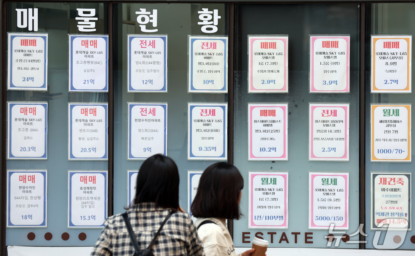 (서울=뉴스1) 김명섭 기자 = 16일 한국부동산원에 따르면 9월 서울 중간 가격대 아파트 평균 매매가격이 처음으로 11억 원을 넘어섰다. 올해 들어서만 1억 3000만 원 가까이 …