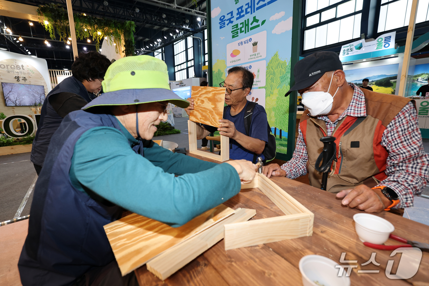 (포항=뉴스1) 최창호 기자 = 16일 오후 경북 포항시 만인당에서 열린 '2026 경북도 산림박람회장’을 찾은 시민들이 포항시 홍보 부스에서 친환경 재료로 쟁반 만들기 체험을 하 …