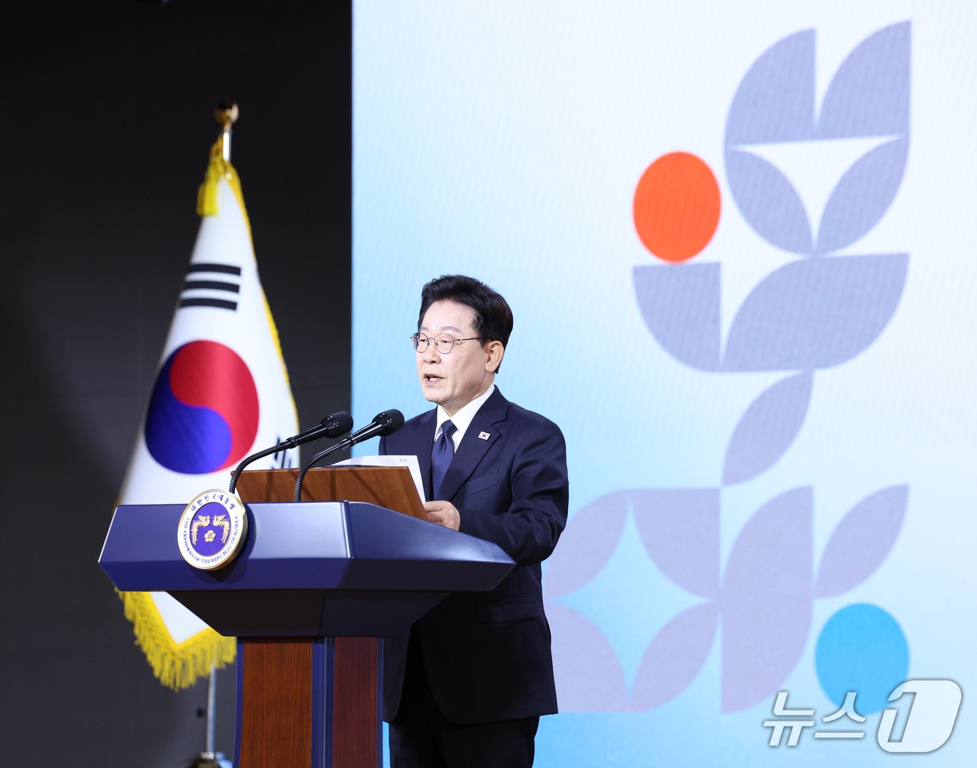 (부산=뉴스1) = 이재명 대통령이 16일 부산에서 열린 제47주년 부마민주항쟁 기념식에서 기념사를 하고 있다. (청와대통신사진기자단) 2026.10.16/뉴스1