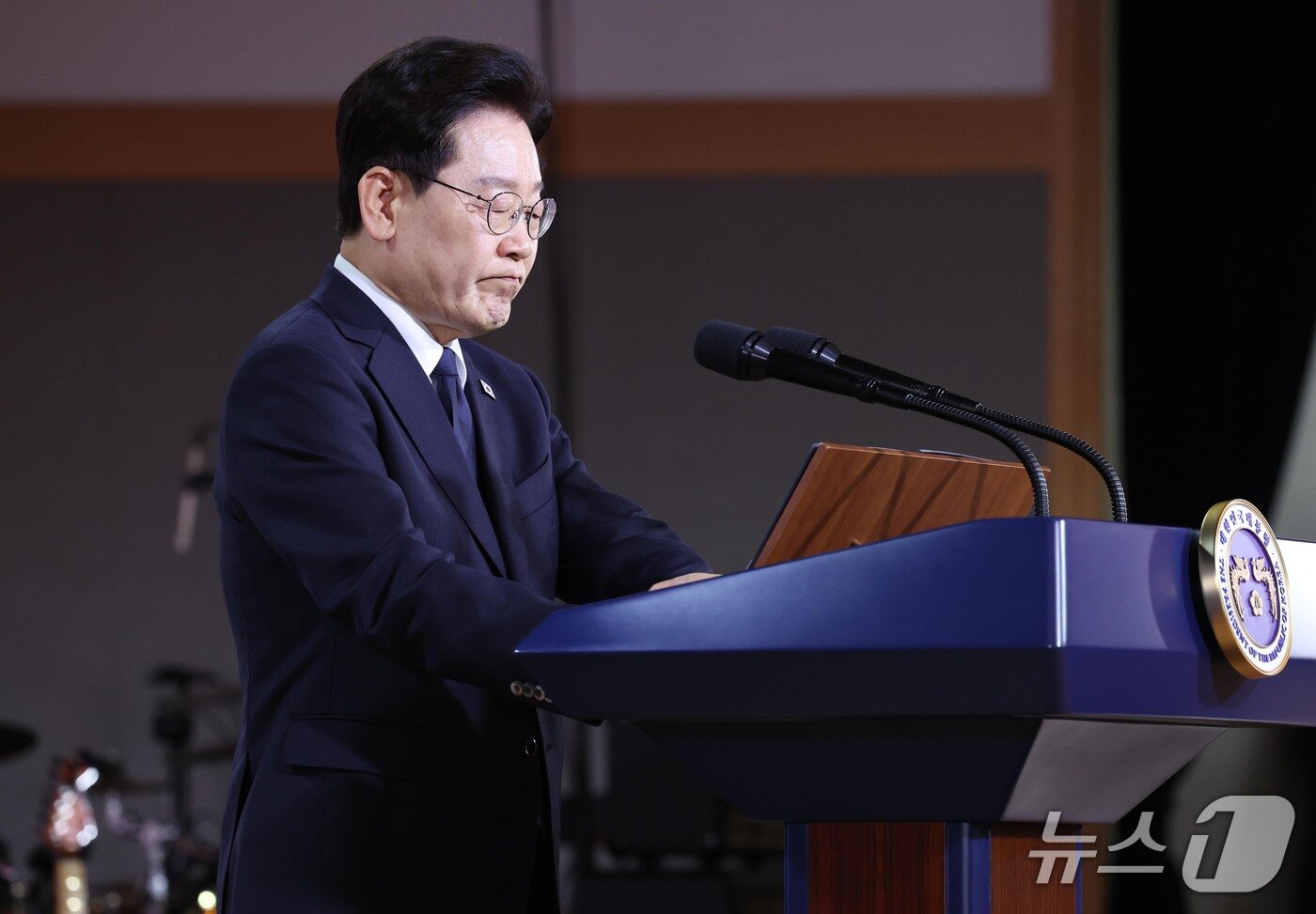 본문 이미지 - 이재명 대통령이 16일 부산에서 열린 제47주년 부마민주항쟁 기념식에서 기념사를 하고 있다. (청와대통신사진기자단) 2026.10.16 ⓒ 뉴스1