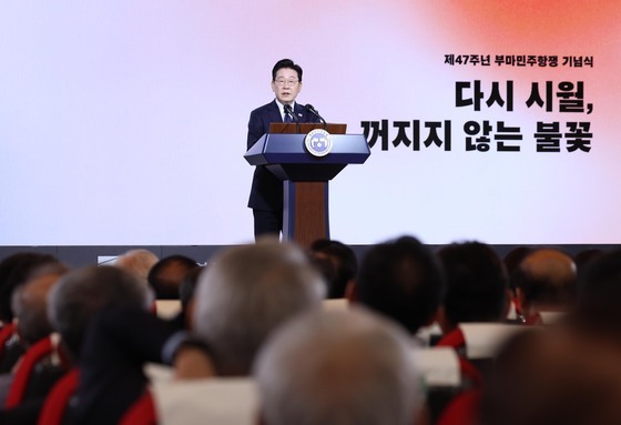李, 부마항쟁 기리다 울먹…靑 "감사와 헌법 수록 못한 아쉬움"(종합)