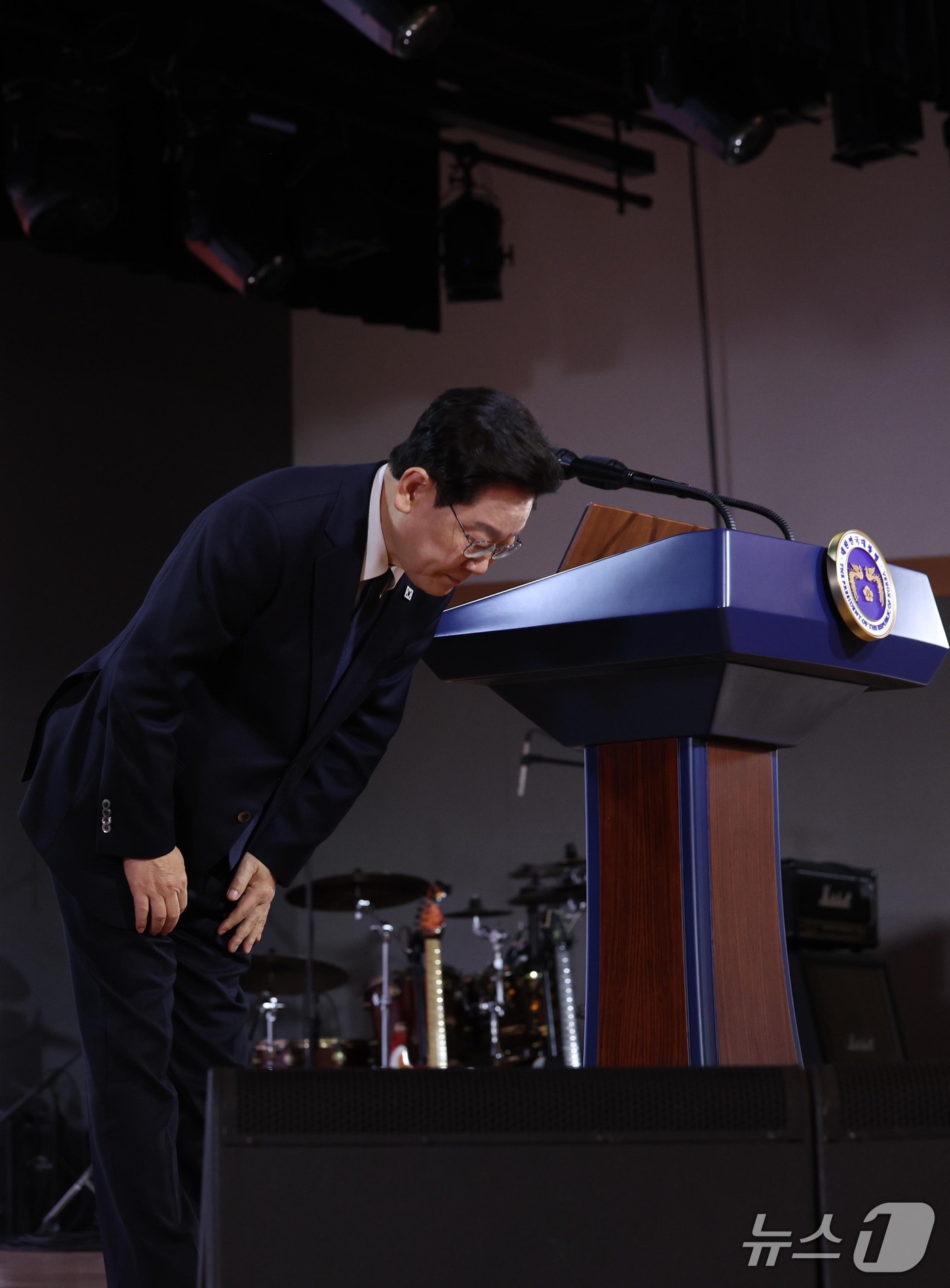 (부산=뉴스1) = 이재명 대통령이 16일 부산에서 열린 제47주년 부마민주항쟁 기념식에서 기념사 전 인사하고 있다. (청와대통신사진기자단) 2026.10.16/뉴스1