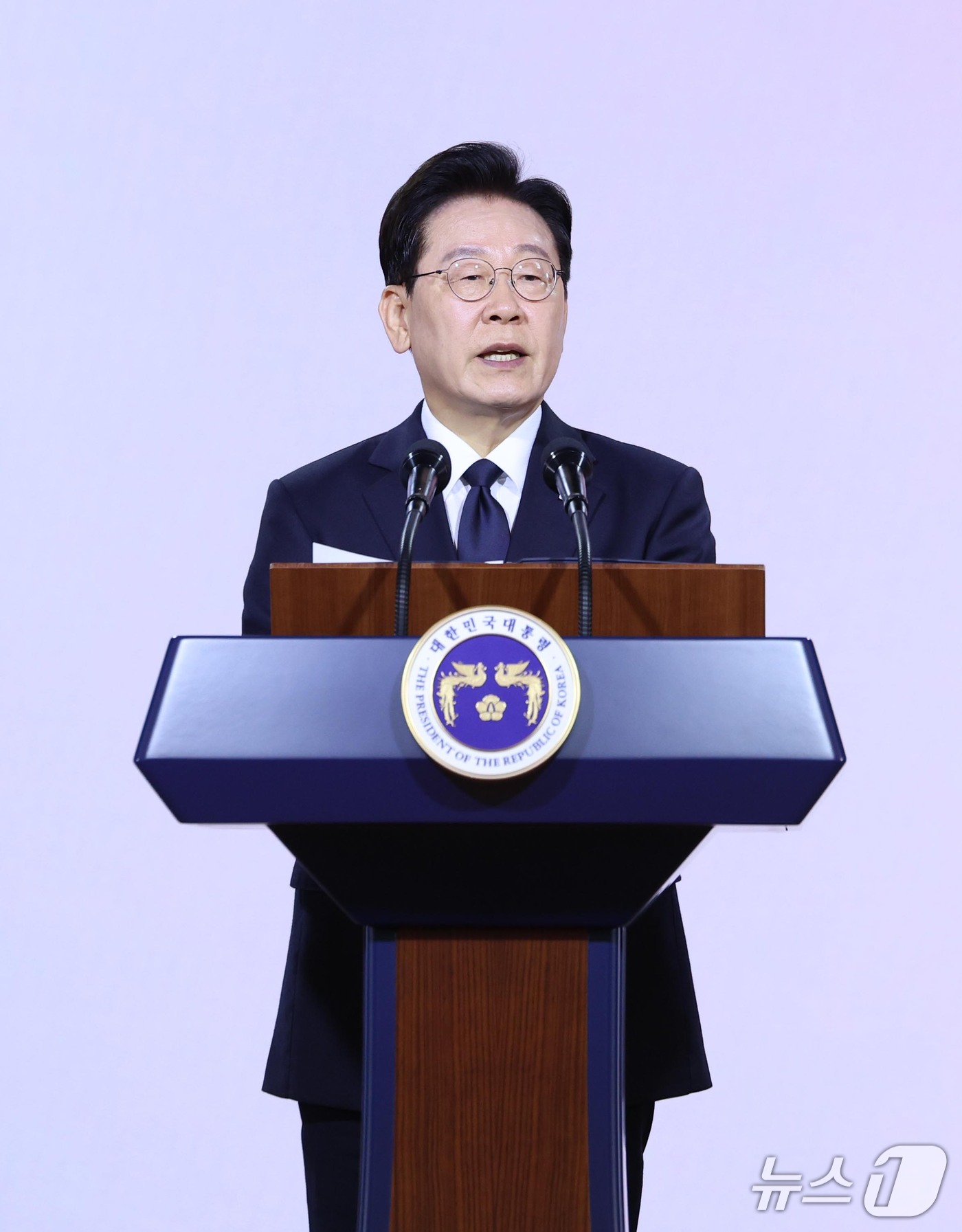 (부산=뉴스1) = 이재명 대통령이 16일 부산에서 열린 제47주년 부마민주항쟁 기념식에서 기념사를 하고 있다. (청와대통신사진기자단) 2026.10.16/뉴스1