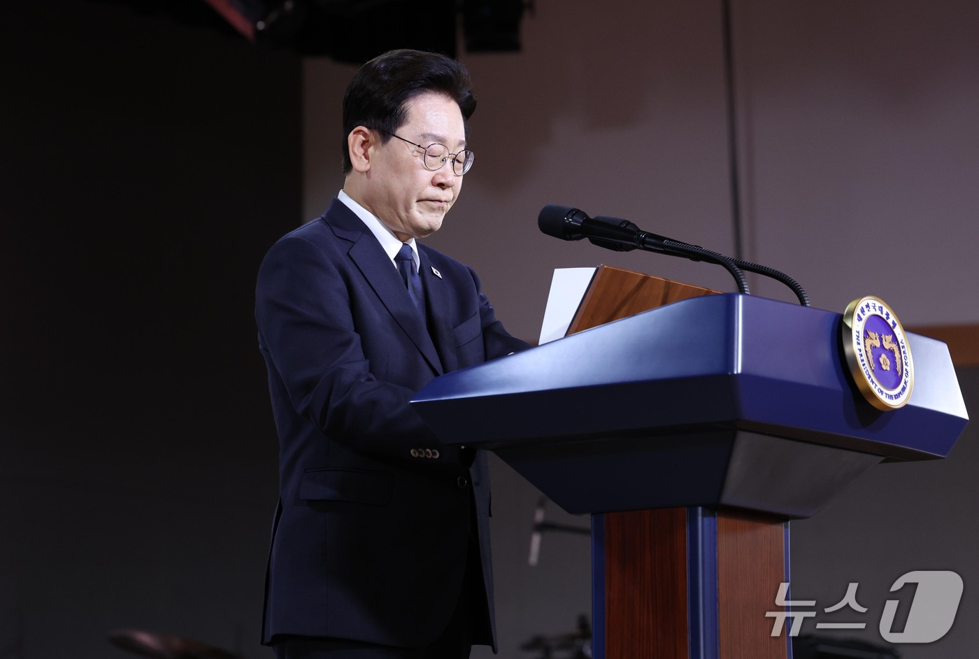 (부산=뉴스1) = 이재명 대통령이 16일 부산에서 열린 제47주년 부마민주항쟁 기념식에서 기념사를 하고 있다. (청와대통신사진기자단) 2026.10.18/뉴스1