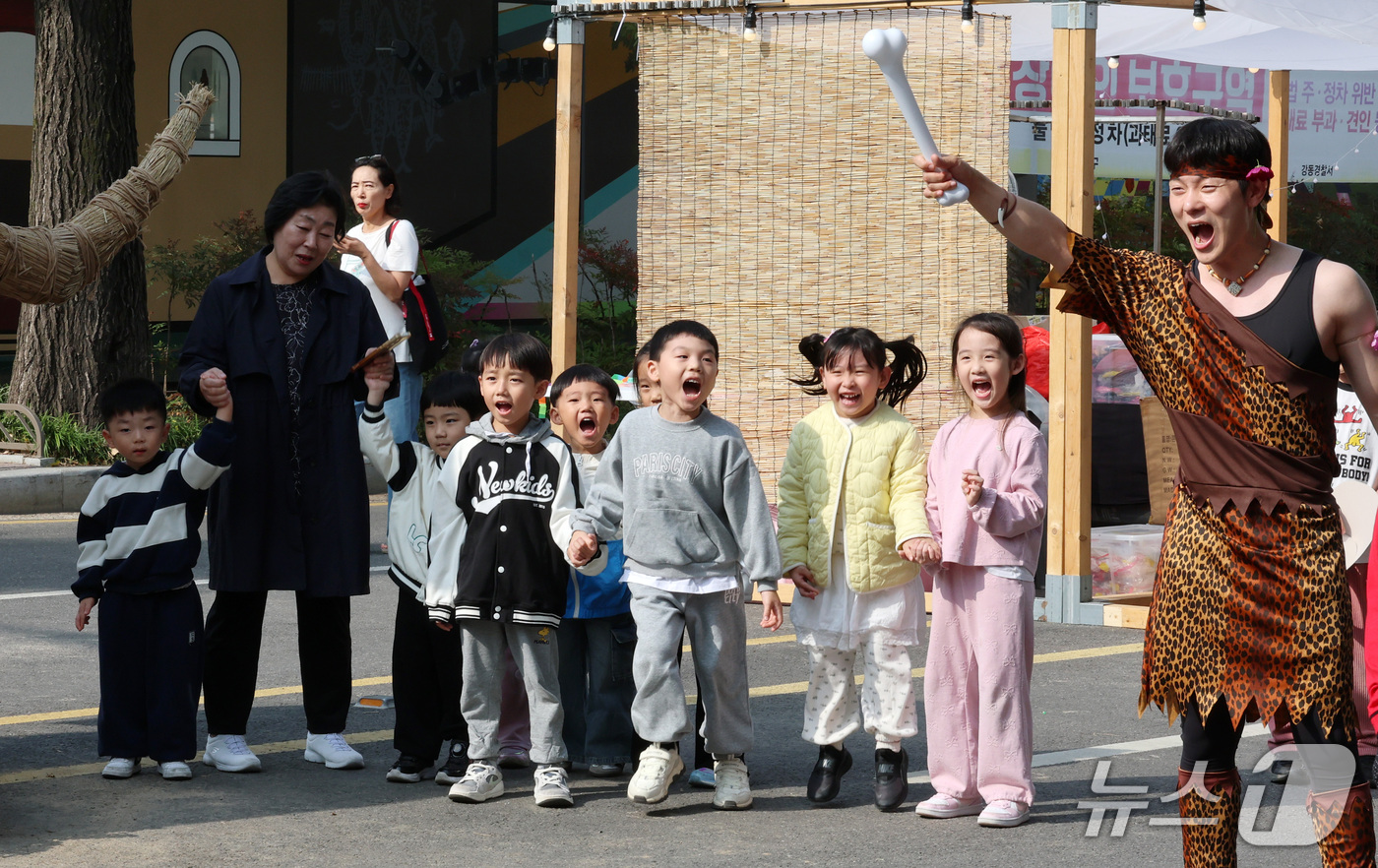 (서울=뉴스1) 박세연 기자 = 16일 오후 서울 강동구 암사동 유적일대에서 열린 '제31회 강동선사문화축제'를 찾은 어린이들이 공연을 즐기고 있다.'서울의 시작, 암사'를 주제로 …
