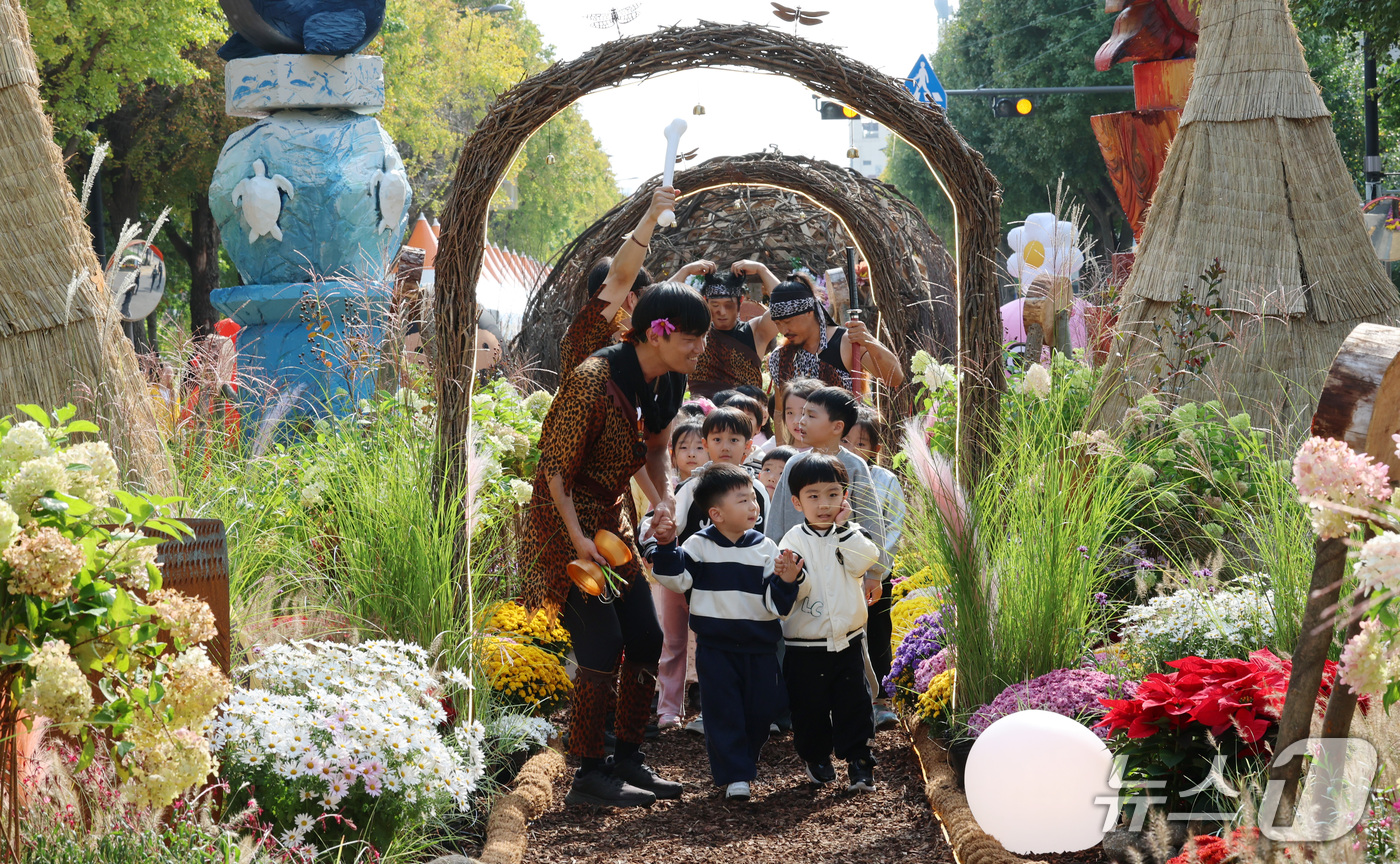 (서울=뉴스1) 박세연 기자 = 16일 오후 서울 강동구 암사동 유적일대에서 열린 '제31회 강동선사문화축제'를 찾은 어린이들이 선사의 꽃바람 꽃길을 걸으며 행사를 즐기고 있다.' …