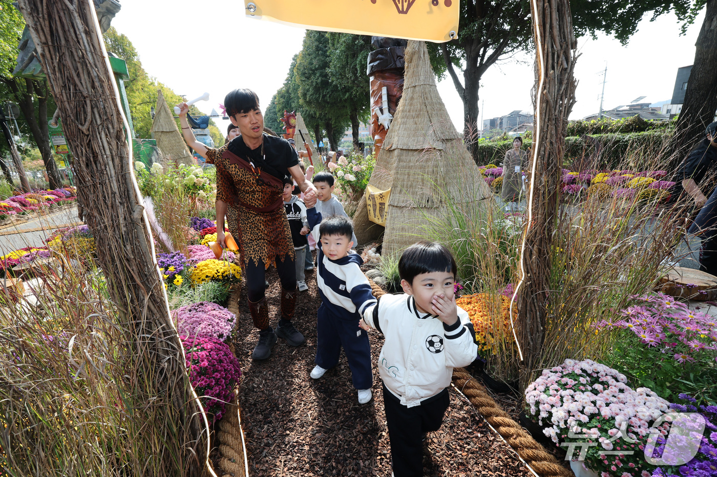 (서울=뉴스1) 박세연 기자 = 16일 오후 서울 강동구 암사동 유적일대에서 열린 '제31회 강동선사문화축제'를 찾은 어린이들이 선사의 꽃바람 꽃길을 걸으며 행사를 즐기고 있다.' …