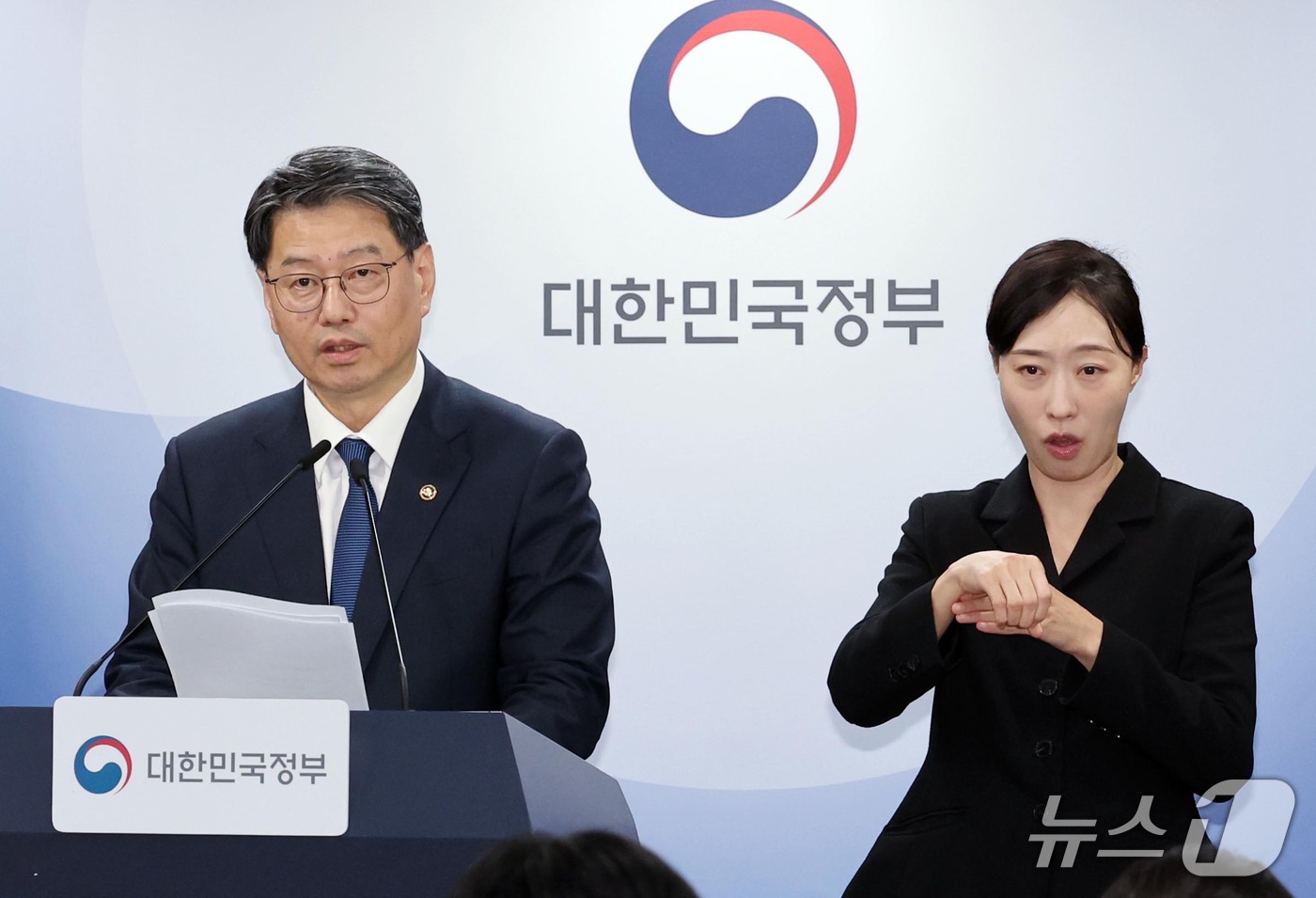 (서울=뉴스1) 이종덕 기자 = 김용수 국무조정실 국무2차장이 16일 서울 종로구 정부서울청사에서 제1차 주택 공급 정례브리핑을 하고 있다. 정부는 주택공급 정례브리핑을 신설하고 …