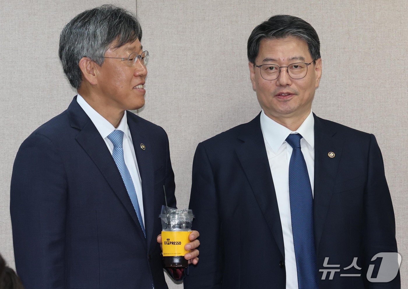 (서울=뉴스1) 이종덕 기자 = 김용수 국무조정실 국무2차장과 김이탁 국토교통부 1차관이 16일 서울 종로구 정부서울청사에서 제1차 주택 공급 정례브리핑에 앞서 대화하고 있다.