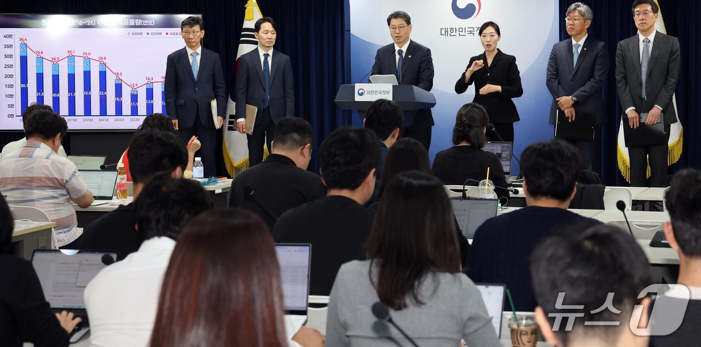 (서울=뉴스1) 이종덕 기자 = 김용수 국무조정실 국무2차장과 김이탁 국토교통부 1차관 등이 16일 서울 종로구 정부서울청사에서 제1차 주택 공급 정례브리핑을 하고 있다. 정부는 …