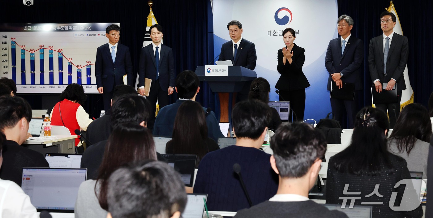 (서울=뉴스1) 이종덕 기자 = 김용수 국무조정실 국무2차장과 김이탁 국토교통부 1차관 등이 16일 서울 종로구 정부서울청사에서 제1차 주택 공급 정례브리핑을 하고 있다. 정부는 …