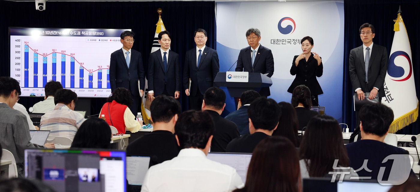 (서울=뉴스1) 이종덕 기자 = 김이탁 국토교통부 1차관과 김용수 국무조정실 국무2차장 등이 16일 서울 종로구 정부서울청사에서 제1차 주택 공급 정례브리핑을 하고 있다. 정부는 …