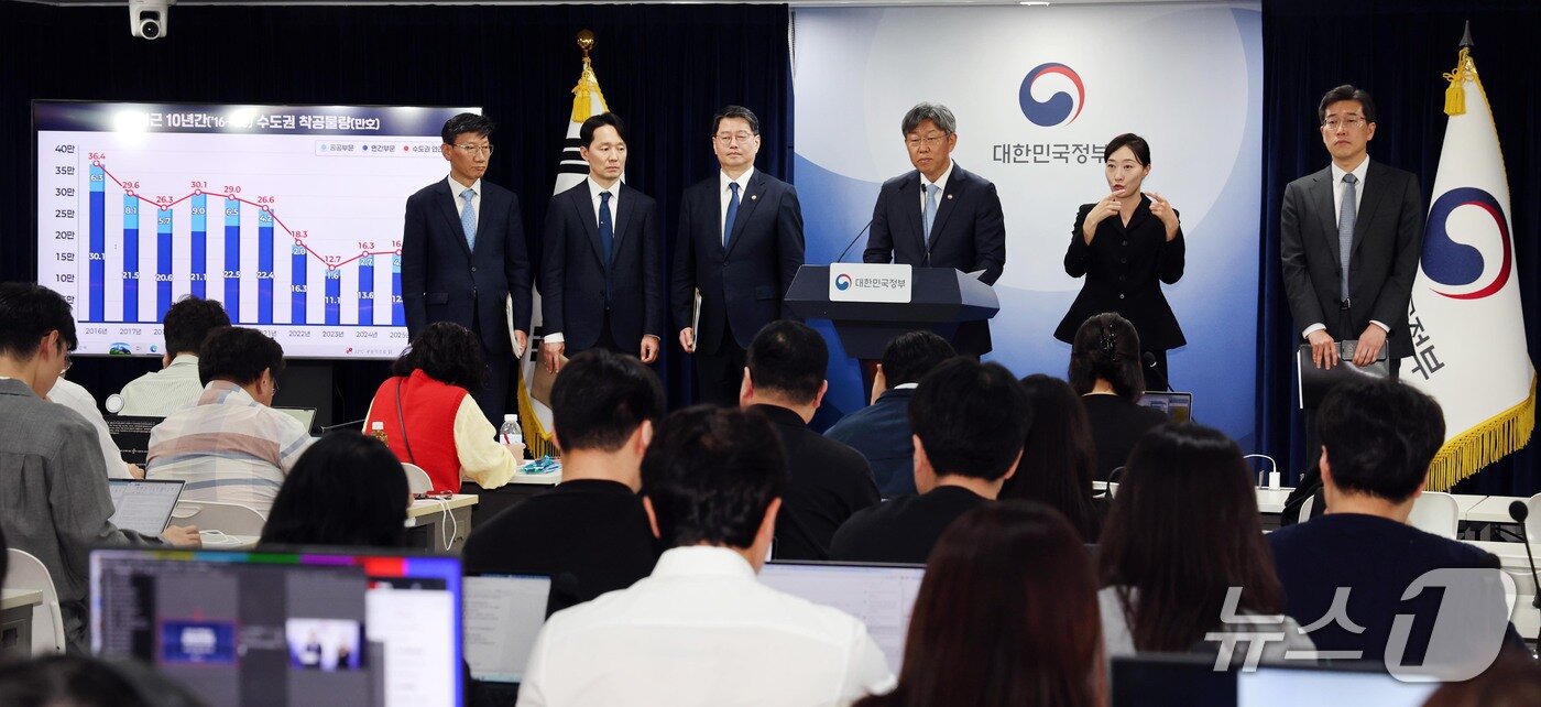 본문 이미지 - 김이탁 국토교통부 1차관과 김용수 국무조정실 국무2차장 등이 16일 서울 종로구 정부서울청사에서 제1차 주택 공급 정례브리핑을 하고 있다. .2026.10.16 ⓒ 뉴스1 이종덕 기자