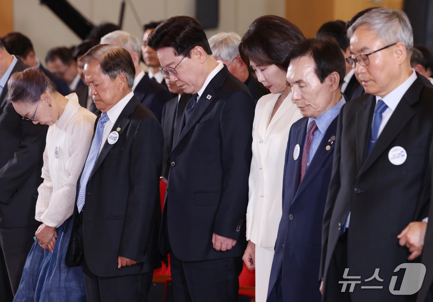 (부산=뉴스1) = 이재명 대통령과 김혜경 여사가 16일 부산에서 열린 제47주년 부마민주항쟁 기념식에서 순국선열·호국영령에 묵념하고 있다. (청와대통신사진기자단) 2026.10. …