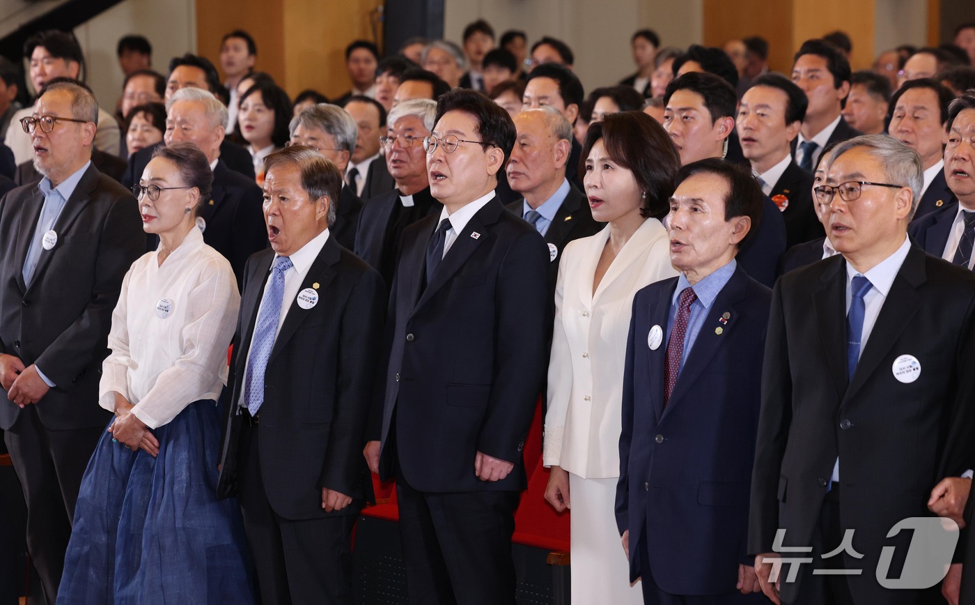 (부산=뉴스1) = 이재명 대통령과 김혜경 여사가 16일 부산에서 열린 제47주년 부마민주항쟁 기념식에서 애국가를 제창하고 있다. (청와대통신사진기자단) 2026.10.16/뉴스1 …