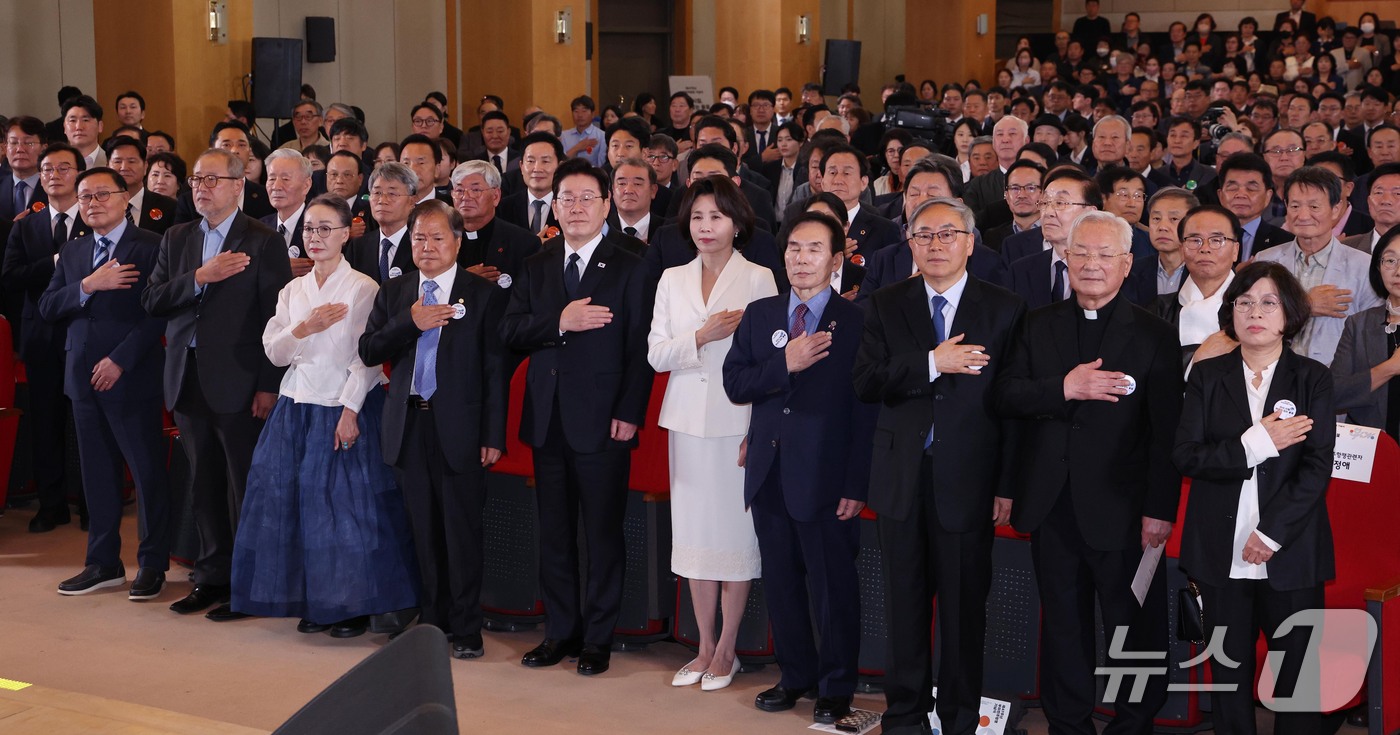 (부산=뉴스1) = 이재명 대통령과 김혜경 여사가 16일 부산에서 열린 제47주년 부마민주항쟁 기념식에서 국민의례를 하고 있다. (청와대통신사진기자단) 2026.10.16/뉴스1