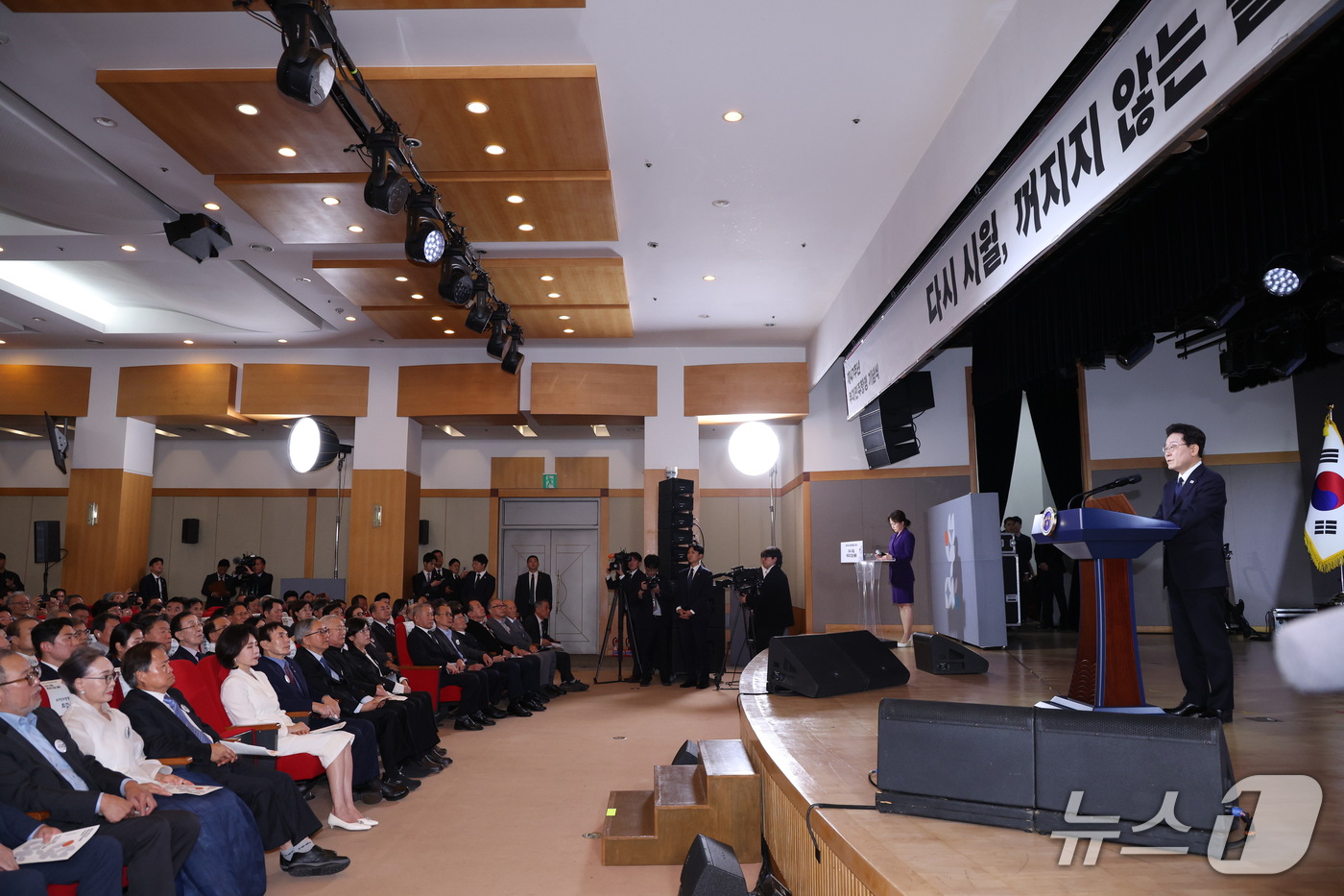 (부산=뉴스1) = 이재명 대통령이 16일 부산에서 열린 제47주년 부마민주항쟁 기념식에서 기념사를 하고 있다. (청와대통신사진기자단) 2026.10.16/뉴스1
