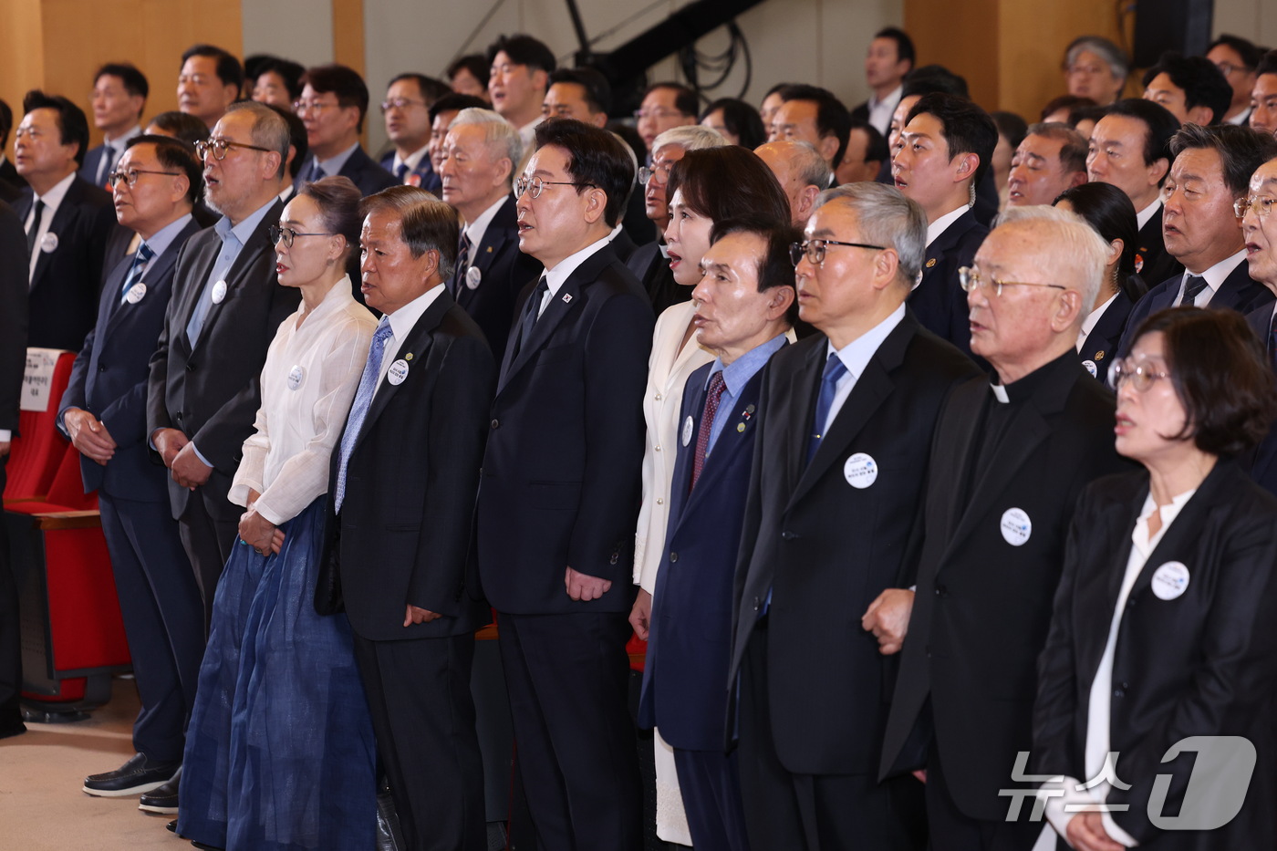 (부산=뉴스1) = 이재명 대통령과 김혜경 여사가 16일 부산에서 열린 제47주년 부마민주항쟁 기념식에서 애국가를 제창하고 있다. (청와대통신사진기자단) 2026.10.16/뉴스1 …