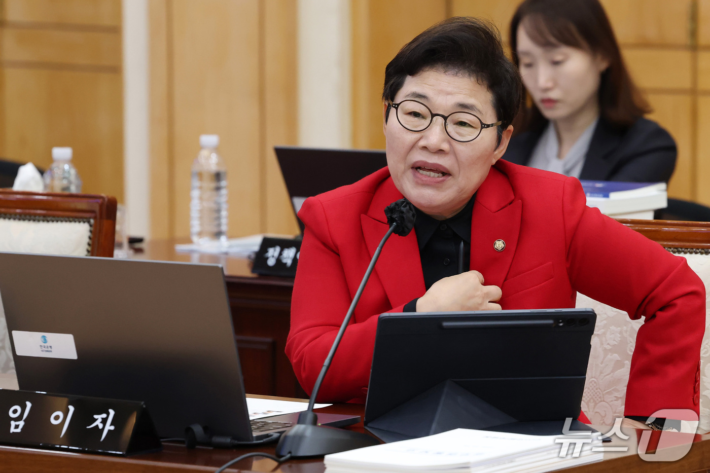 (대구=뉴스1) 공정식 기자 = 임이자 국민의힘(경북 상주시문경시) 의원이 16일 대구 중구 한국은행 대구경북본부에서 열린 국회 재정경제기획위원회의 동북·동남지방데이터청, 부산·대 …