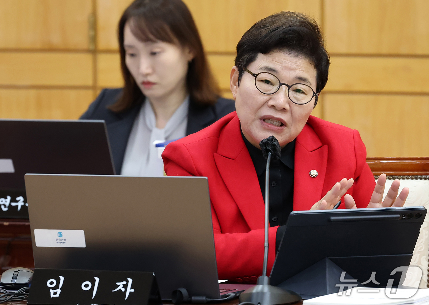 (대구=뉴스1) 공정식 기자 = 임이자 국민의힘(경북 상주시문경시) 의원이 16일 대구 중구 한국은행 대구경북본부에서 열린 국회 재정경제기획위원회의 동북·동남지방데이터청, 부산·대 …