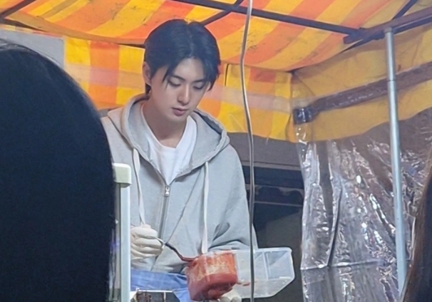 '붕어빵 파는 차은우' 보려고 2시간 줄 섰다…광명 꽃미남 '붕은우' 누구?