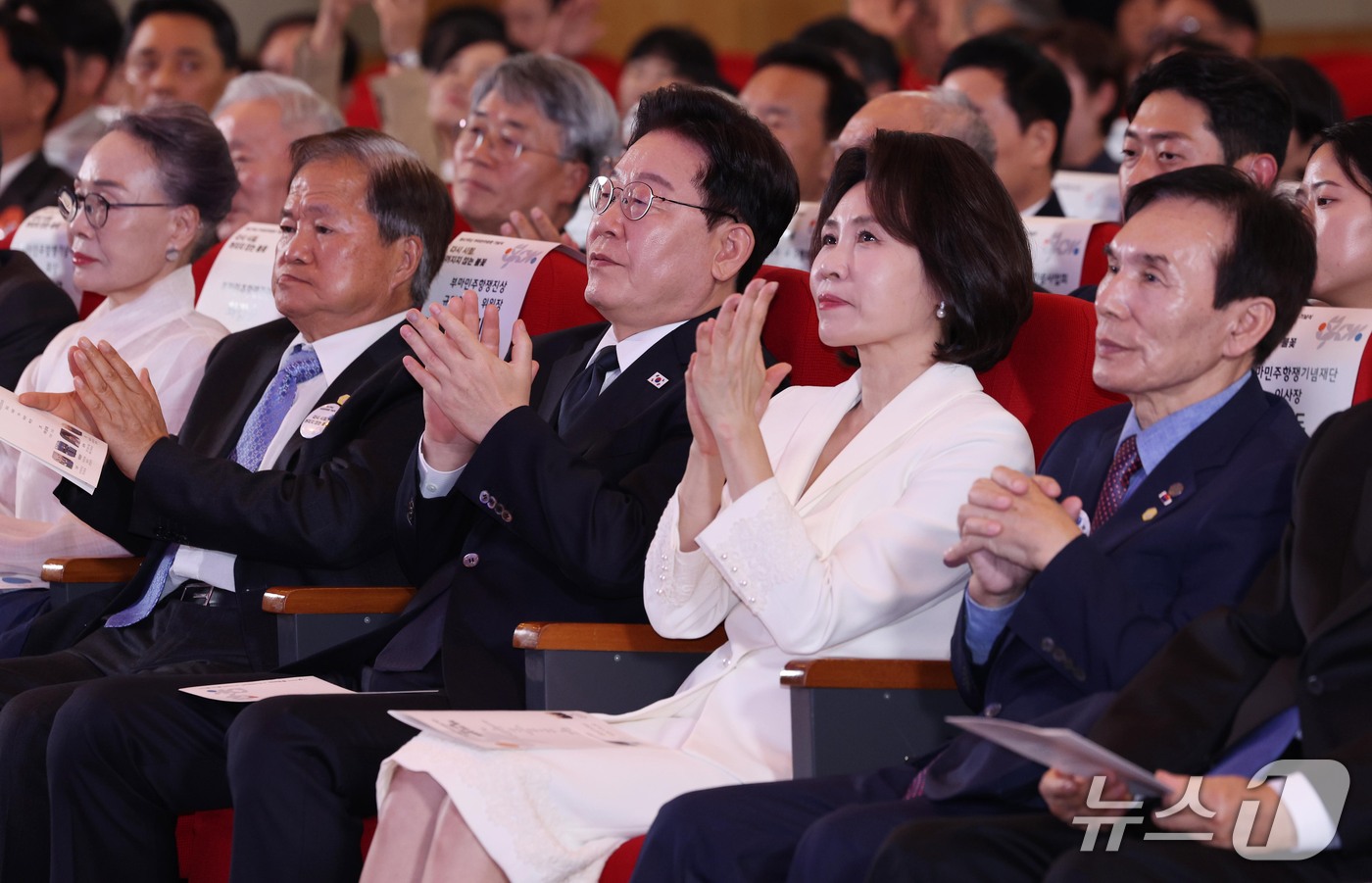 (부산=뉴스1) = 이재명 대통령과 김혜경 여사가 16일 부산에서 열린 제47주년 부마민주항쟁 기념식에서 주제공연을 바라보고 있다. (청와대통신사진기자단) 2026.10.16/뉴스 …