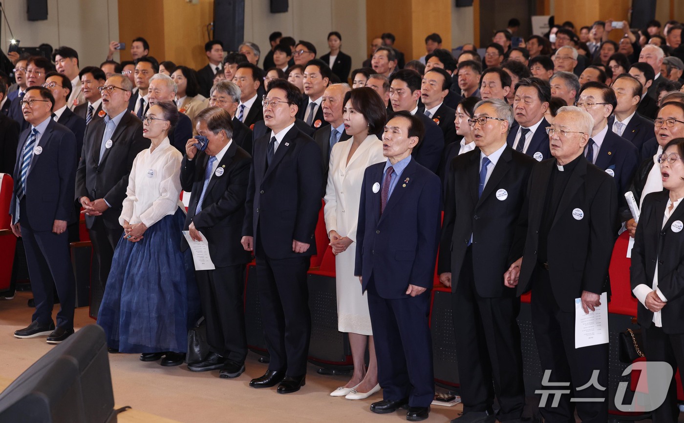 (부산=뉴스1) = 이재명 대통령과 김혜경 여사가 16일 부산에서 열린 제47주년 부마민주항쟁 기념식에서 아침이슬을 부르고 있다. (청와대통신사진기자단) 2026.10.16/뉴스1 …