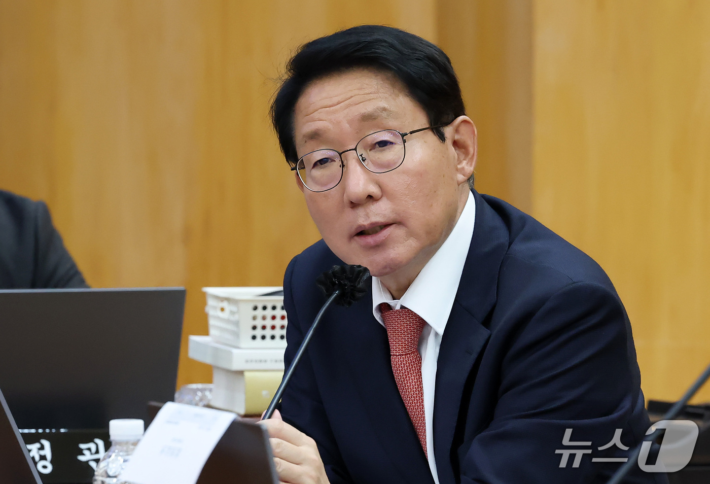 (대구=뉴스1) 공정식 기자 = 김상훈 국민의힘(대구 서구) 의원이 16일 대구 중구 한국은행 대구경북본부에서 열린 국회 재정경제기획위원회의 동북·동남지방데이터청, 부산·대구지방국 …