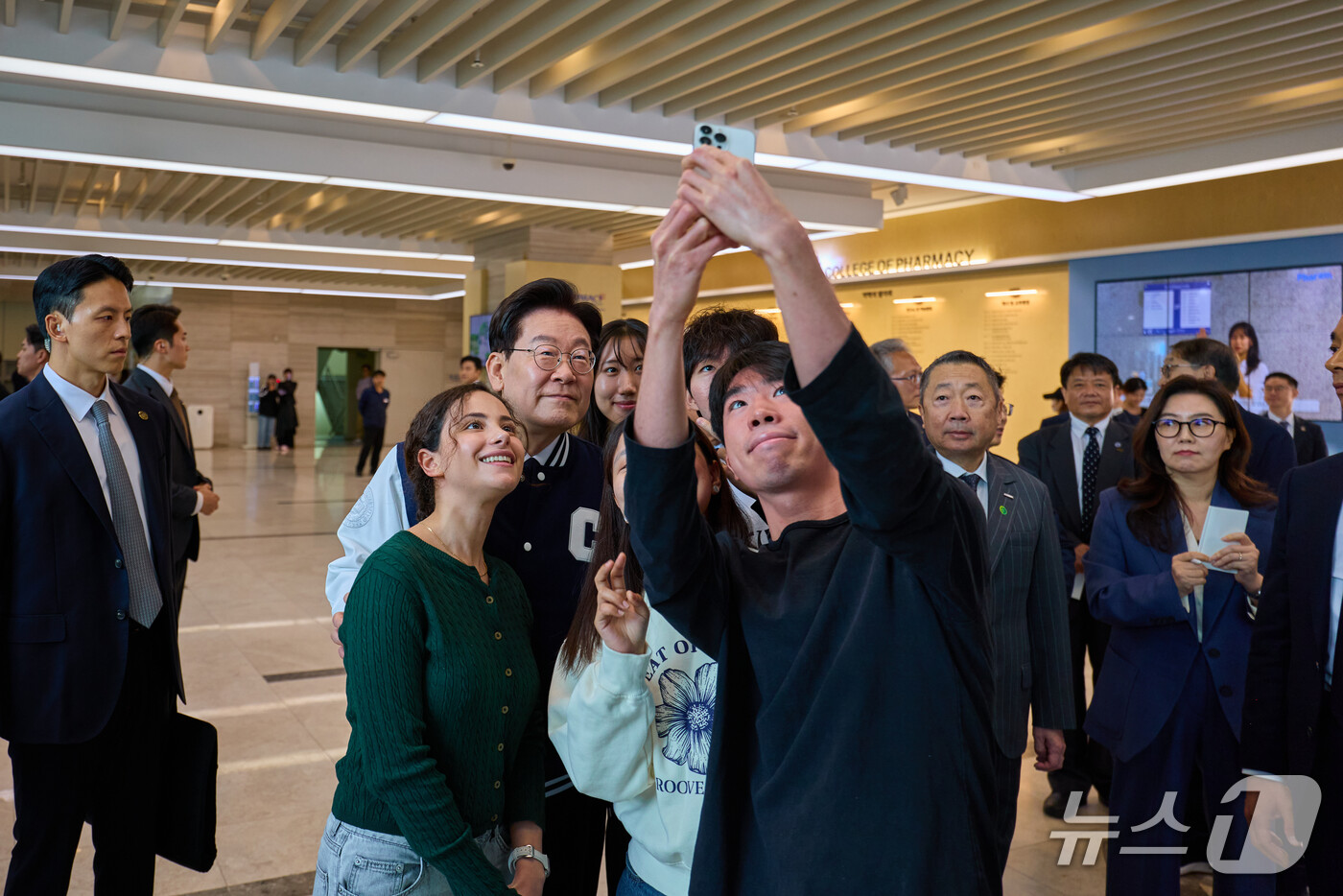 (서울=뉴스1) = 이재명 대통령이 16일 서울 동작구 중앙대학교에서 개교 110주년 기념식을 마친 후 학생들과 기념촬영을 하고 있다. (청와대 제공. 재판매 및 DB 금지) 20 …