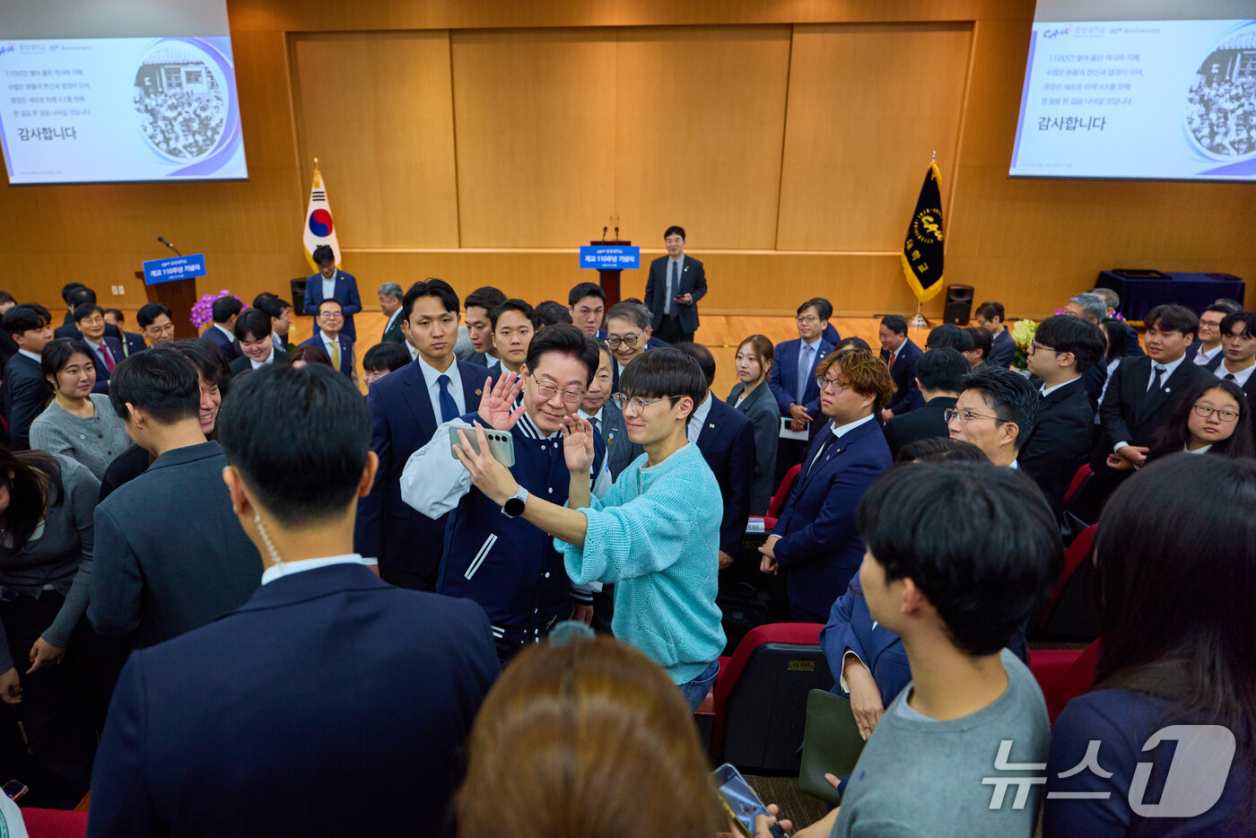 (서울=뉴스1) = 이재명 대통령이 16일 서울 동작구 중앙대학교에서 개교 110주년 기념식을 마친 후 학생들과 기념촬영을 하고 있다. (청와대 제공. 재판매 및 DB 금지) 20 …