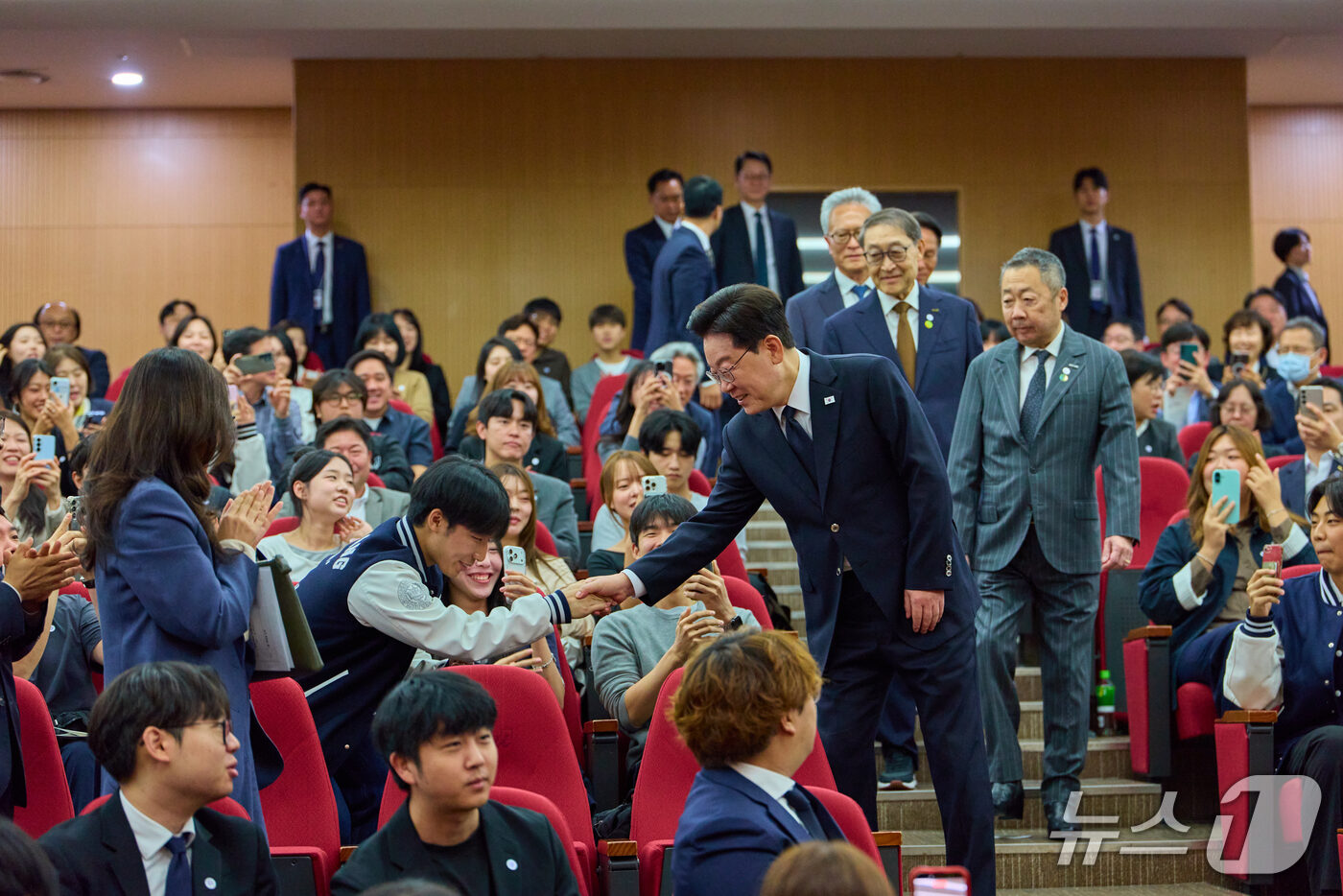 (서울=뉴스1) = 이재명 대통령이 16일 서울 동작구 중앙대학교에서 개교 110주년 기념식에서 학생들과 인사하고 있다. (청와대 제공. 재판매 및 DB 금지) 2026.10.16 …