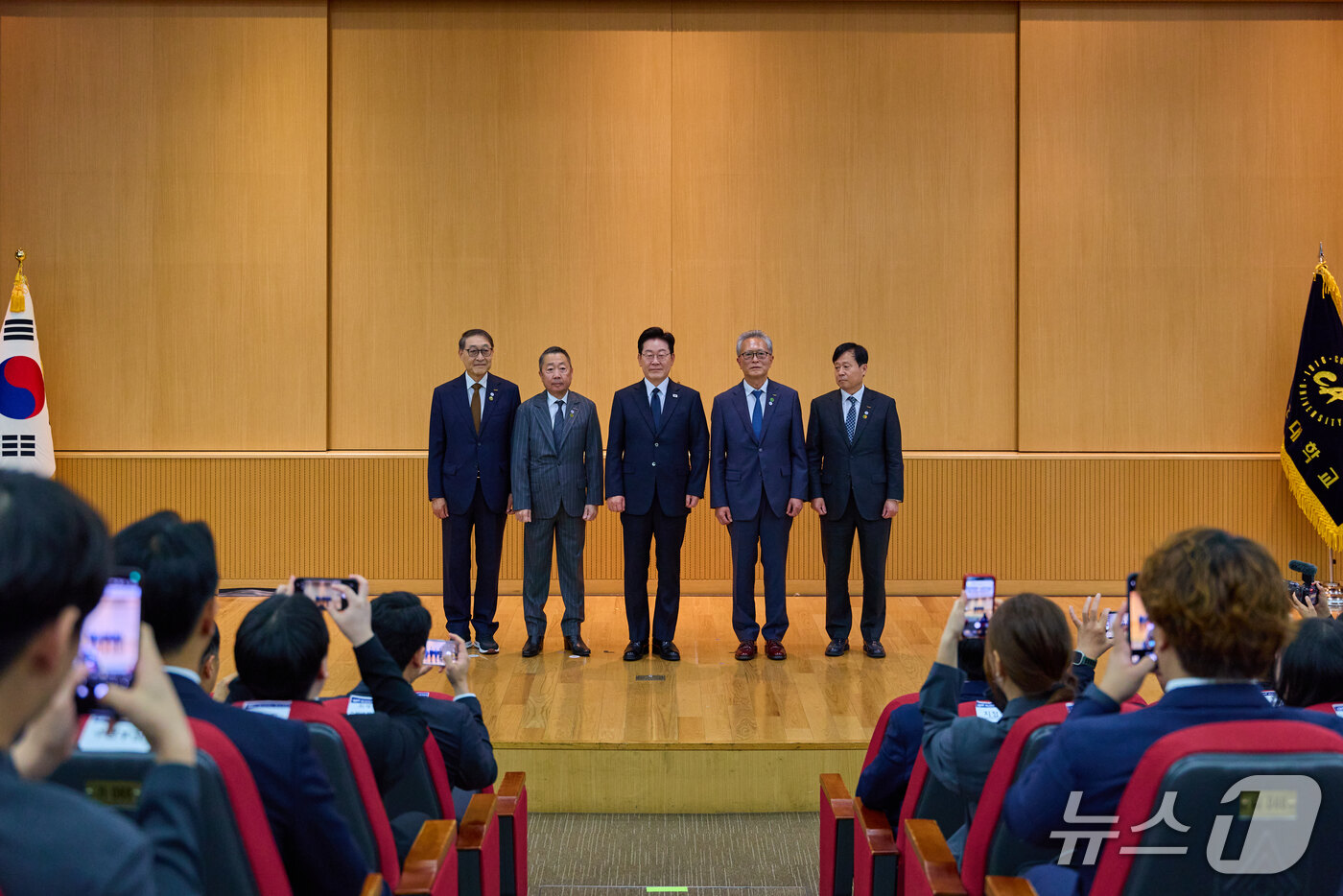 (서울=뉴스1) = 이재명 대통령이 16일 서울 동작구 중앙대학교에서 개교 110주년 기념식에서 학생들과 인사하고 있다. (청와대 제공. 재판매 및 DB 금지) 2026.10.16 …