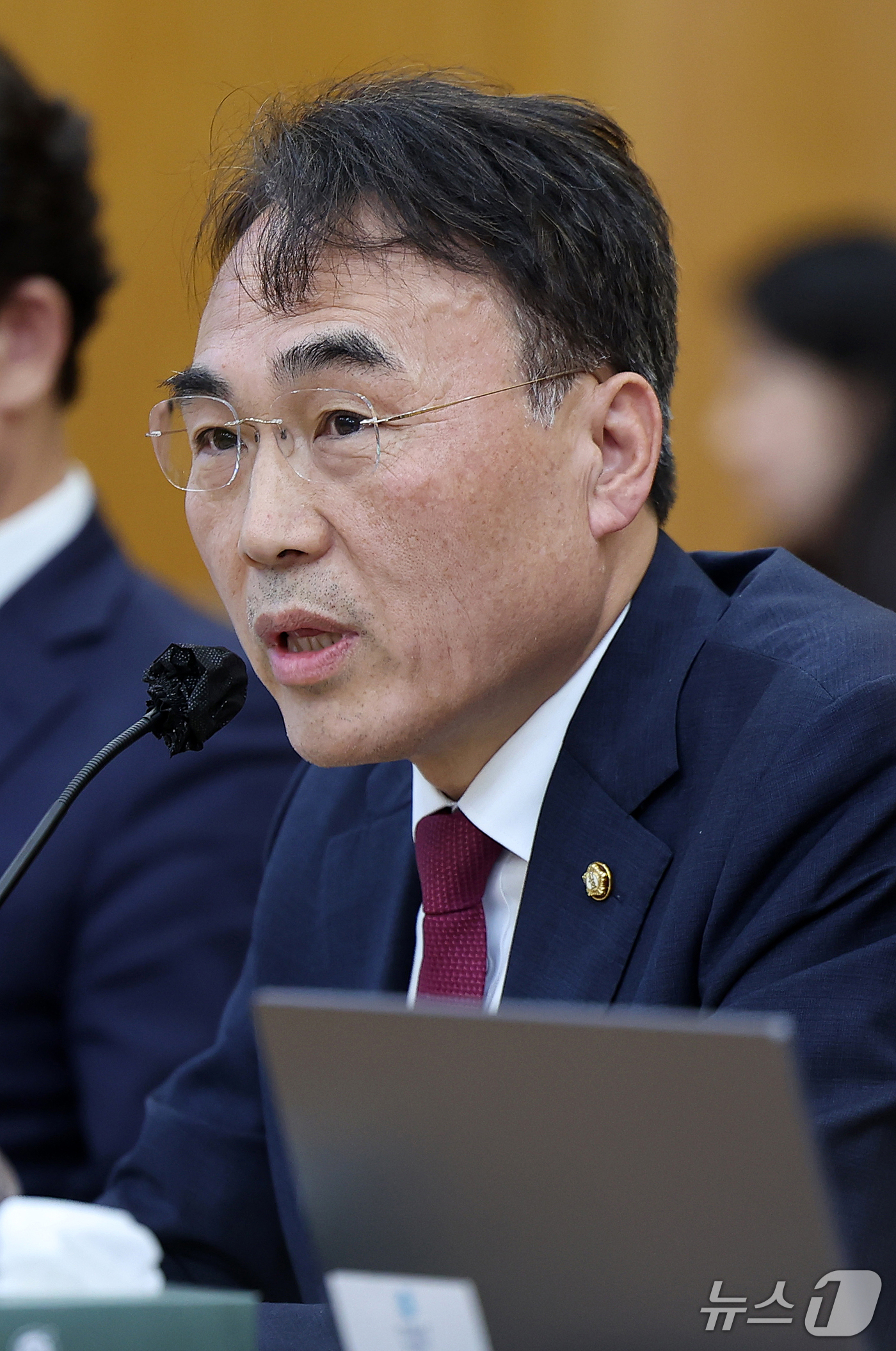 (대구=뉴스1) 공정식 기자 = 이종욱 국민의힘(경남 창원시진해구) 의원이 16일 대구 중구 한국은행 대구경북본부에서 열린 국회 재정경제기획위원회의 동북·동남지방데이터청, 부산·대 …