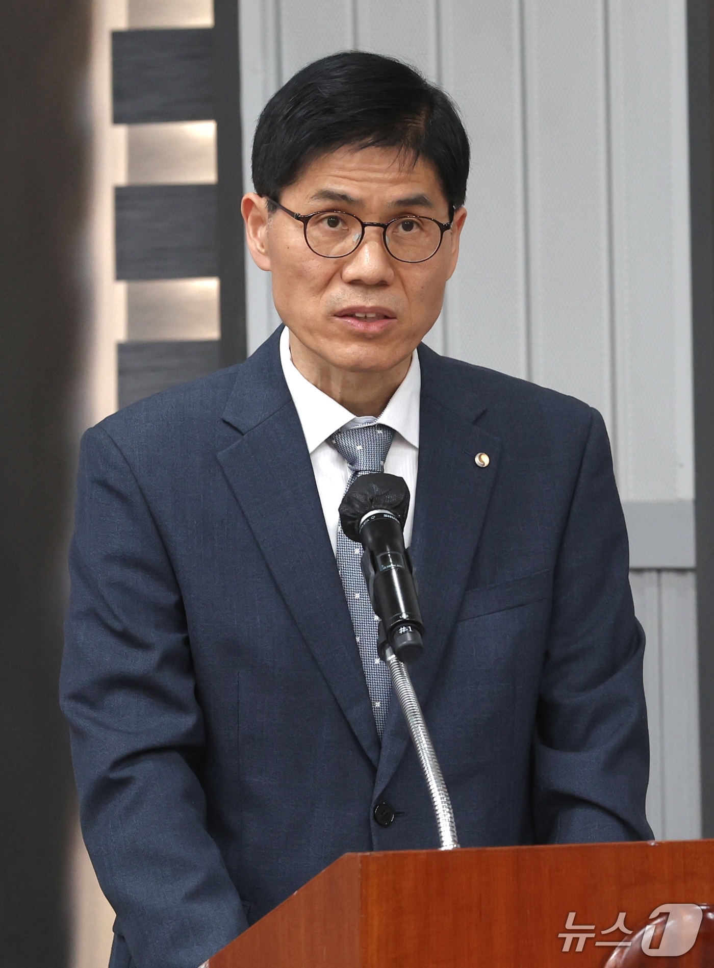 (전주=뉴스1) 유경석 기자 = 김경욱 한국은행 전북본부장이 16일 전북 전주시 한국은행 전북본부에서 열린 재정경제기획위원회 국정감사에서 업무보고를 하고 있다. 2026.10.16 …