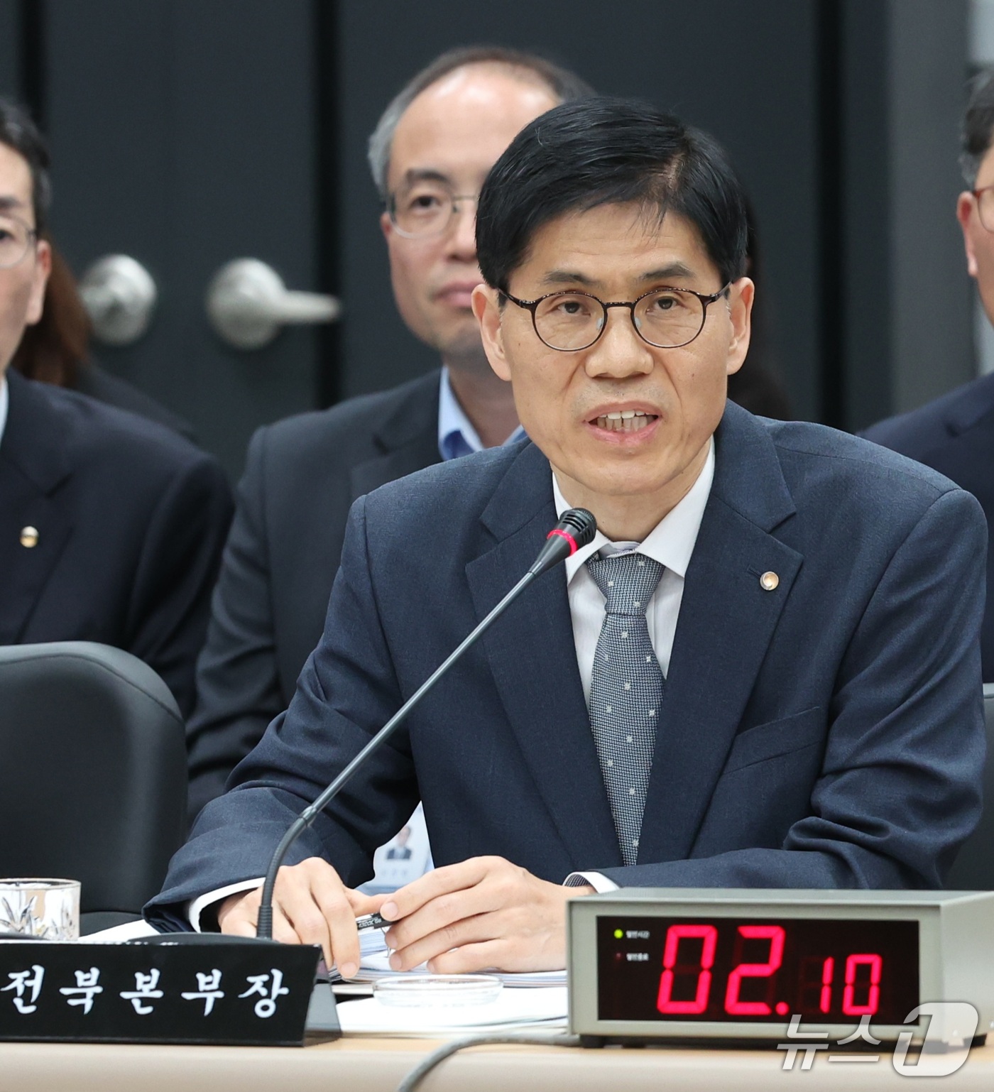 (전주=뉴스1) 유경석 기자 = 김경욱 한국은행 전북본부장이 16일 전북 전주시 한국은행 전북본부에서 열린 재정경제기획위원회 국정감사에서 질의에 답변을 하고 있다. 2026.10. …