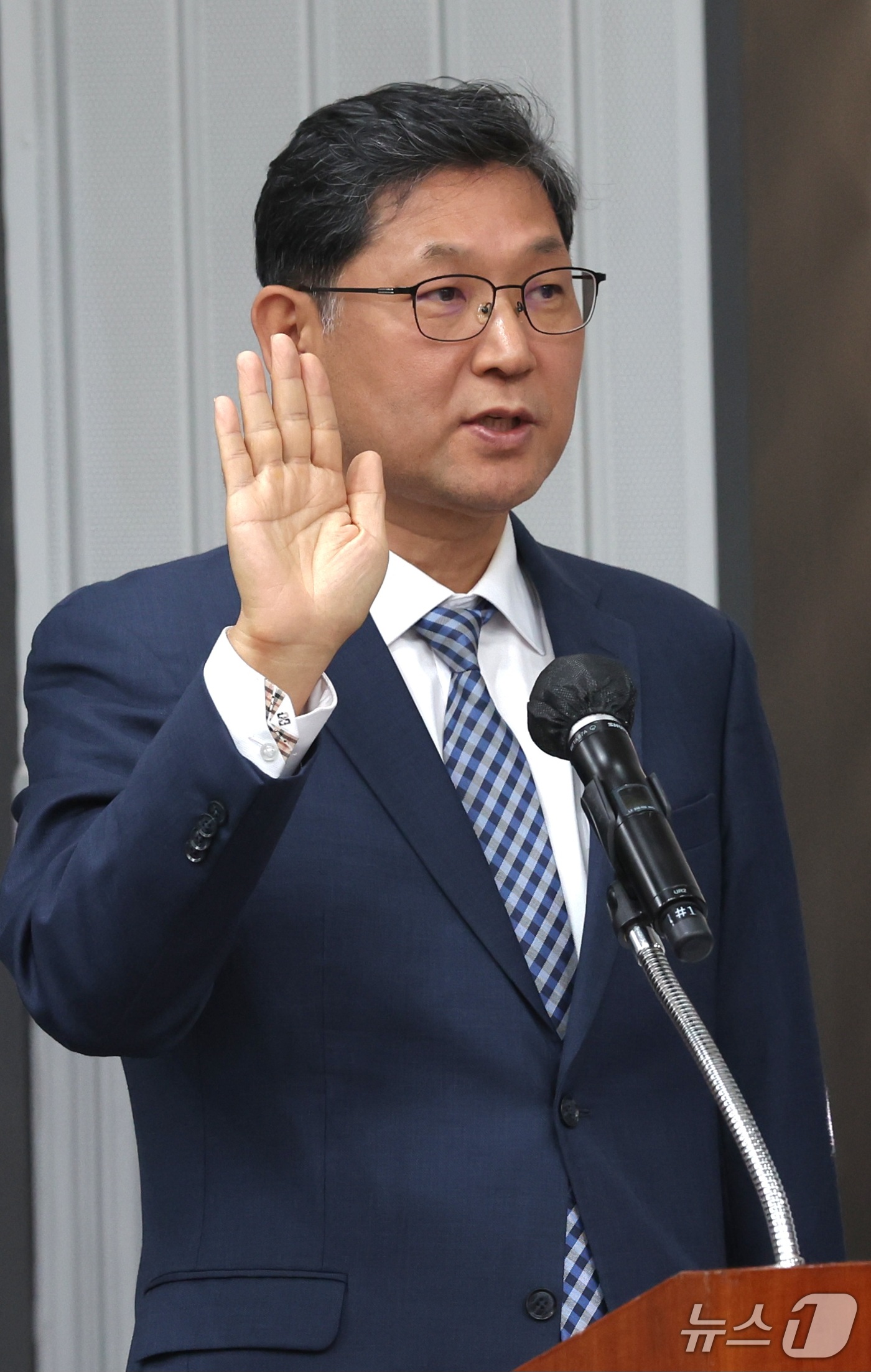 (전주=뉴스1) 유경석 기자 = 정구현 호남지방데이터청장이 16일 전북 전주시 한국은행 전북본부에서 열린 재정경제기획위원회 국정감사에서 선서를 하고 있다. 2026.10.16/뉴스 …