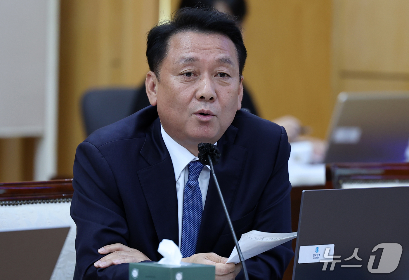 (대구=뉴스1) 공정식 기자 = 이광재 더불어민주당(경기 하남시갑) 의원이 16일 대구 중구 한국은행 대구경북본부에서 열린 국회 재정경제기획위원회의 동북·동남지방데이터청, 부산·대 …