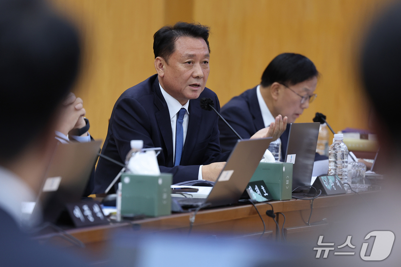(대구=뉴스1) 공정식 기자 = 이광재 더불어민주당(경기 하남시갑) 의원이 16일 대구 중구 한국은행 대구경북본부에서 열린 국회 재정경제기획위원회의 동북·동남지방데이터청, 부산·대 …