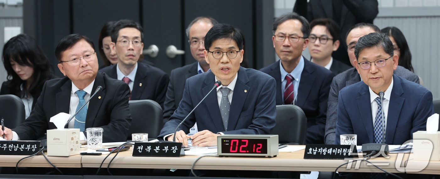 (전주=뉴스1) 유경석 기자 = 김경욱 한국은행 전북본부장(가운데)이 16일 전북 전주시 한국은행 전북본부에서 열린 재정경제기획위원회 국정감사에서 질의에 답변을 하고 있다. 202 …