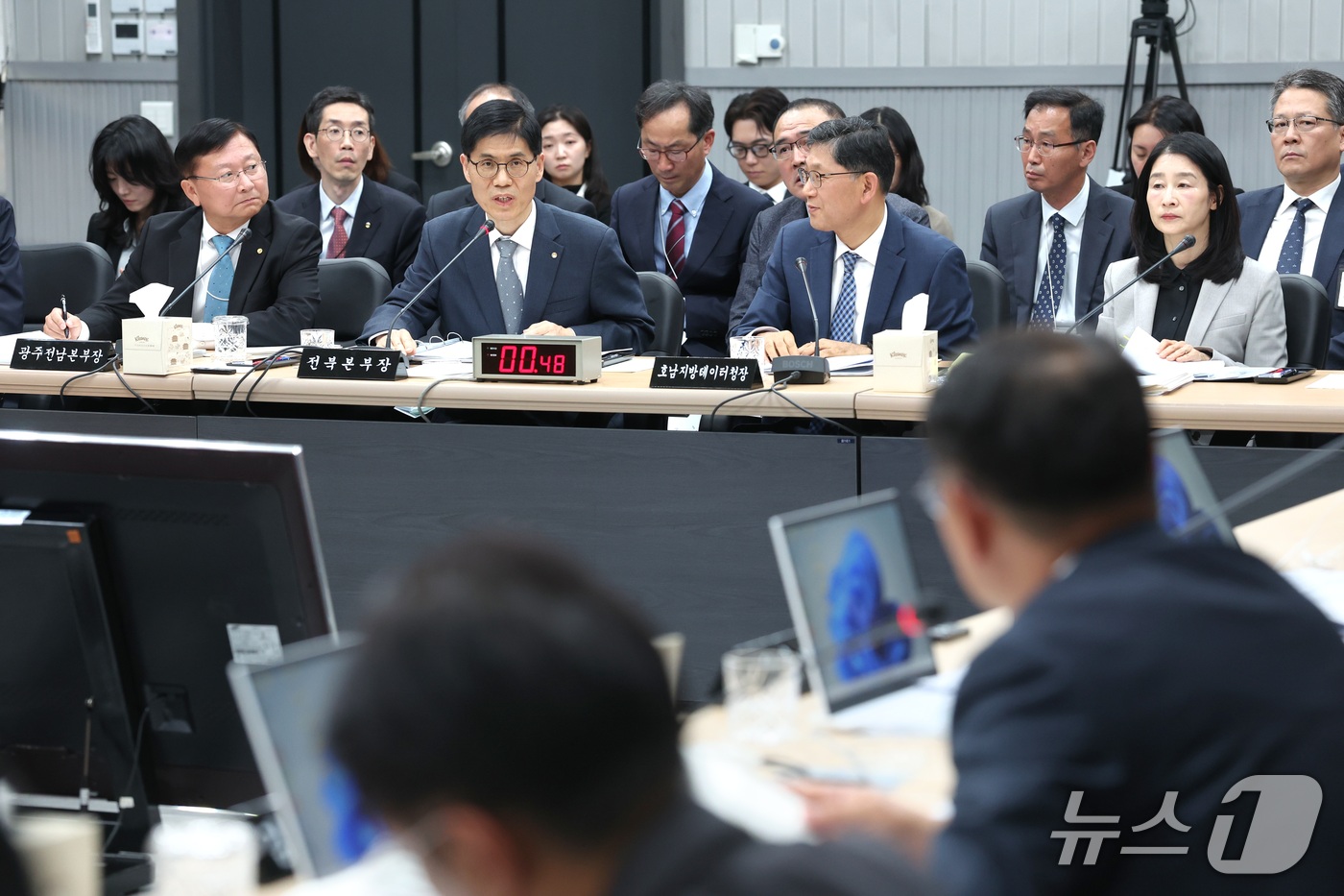 (전주=뉴스1) 유경석 기자 = 김경욱 한국은행 전북본부장이 16일 전북 전주시 한국은행 전북본부에서 열린 재정경제기획위원회 국정감사에서 질의에 답변을 하고 있다. 2026.10. …