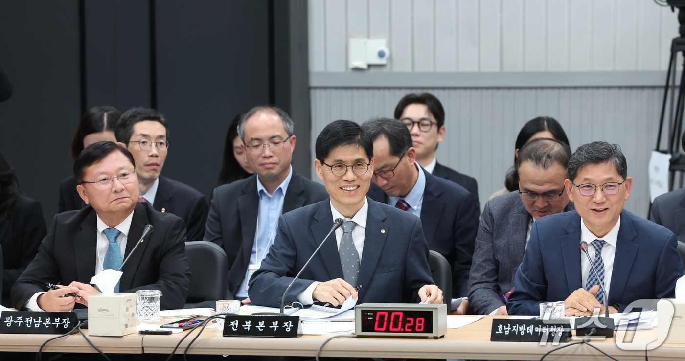 (전주=뉴스1) 유경석 기자 = 김경욱 한국은행 전북본부장이 16일 전북 전주시 한국은행 전북본부에서 열린 재정경제기획위원회 국정감사에서 질의에 답변을 하고 있다. 2026.10. …