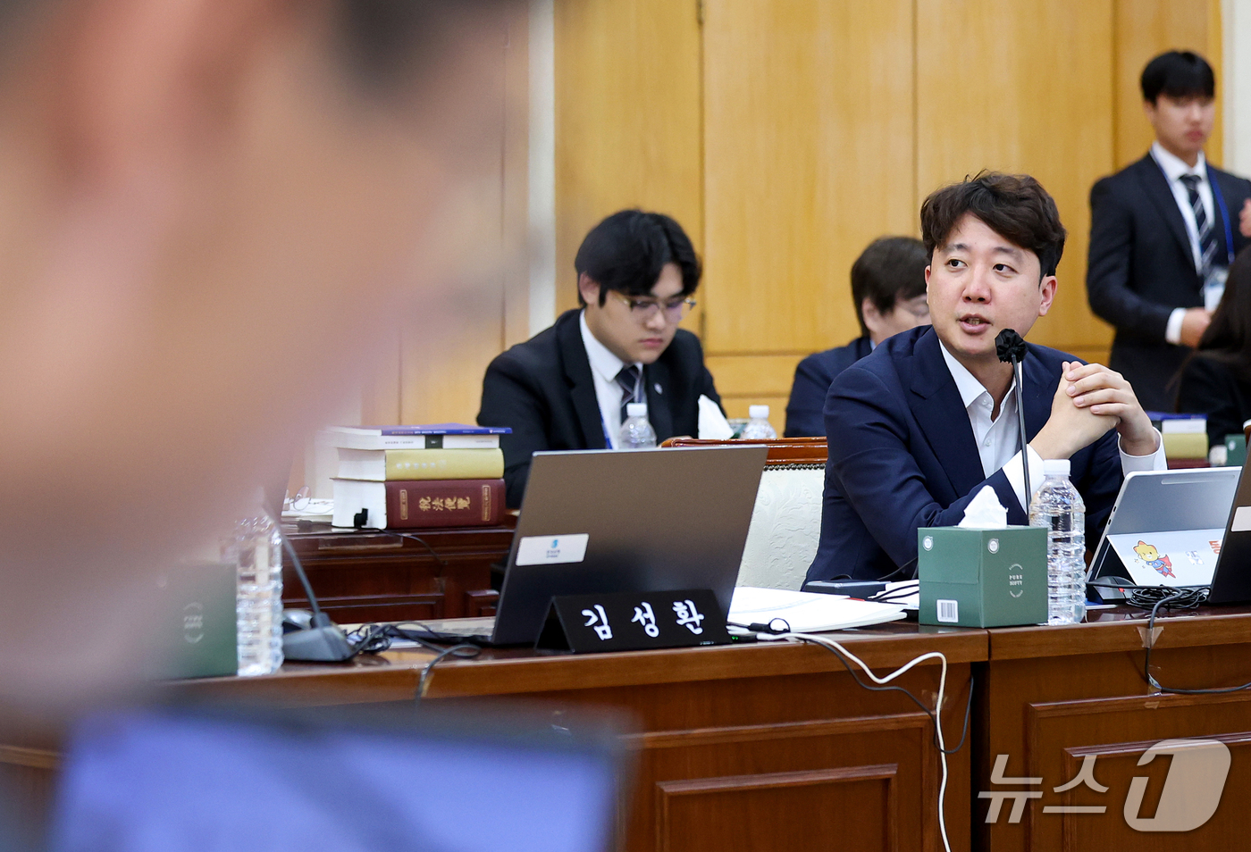 (대구=뉴스1) 공정식 기자 = 이준석 개혁신당(경기 화성시을) 의원이 16일 대구 중구 한국은행 대구경북본부에서 열린 국회 재정경제기획위원회의 동북·동남지방데이터청, 부산·대구지 …