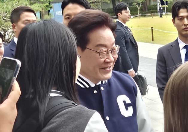 '과잠' 李대통령 등장에 우르르 몰려 '찰칵'…"AI 정책 필요" "교육에 관심도"